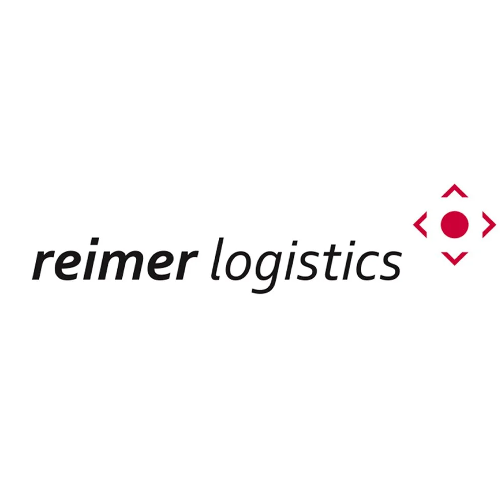 Logo von Reimer Logistics mit schwarzem Text und rotem Symbol auf weißem Hintergrund.