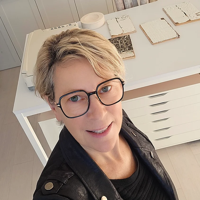 Surface designer and Photoshop expert offering 1-on-1 help for fixing visible texture seams