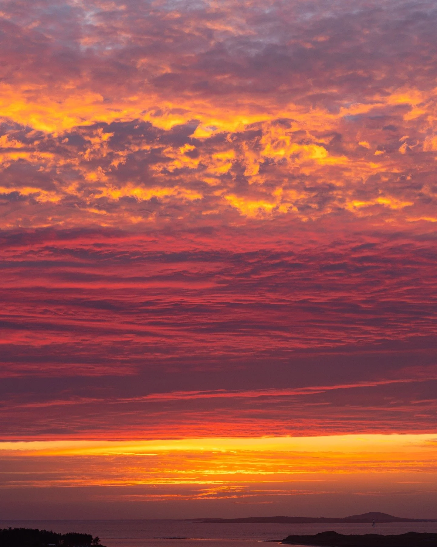 A beauty of a sunset, from a couple of weeks back. Strandhill, Sligo.
.
.
.
#sunset #ocean #landscape #discoverireland #wildatlanticway #sligo #ireland