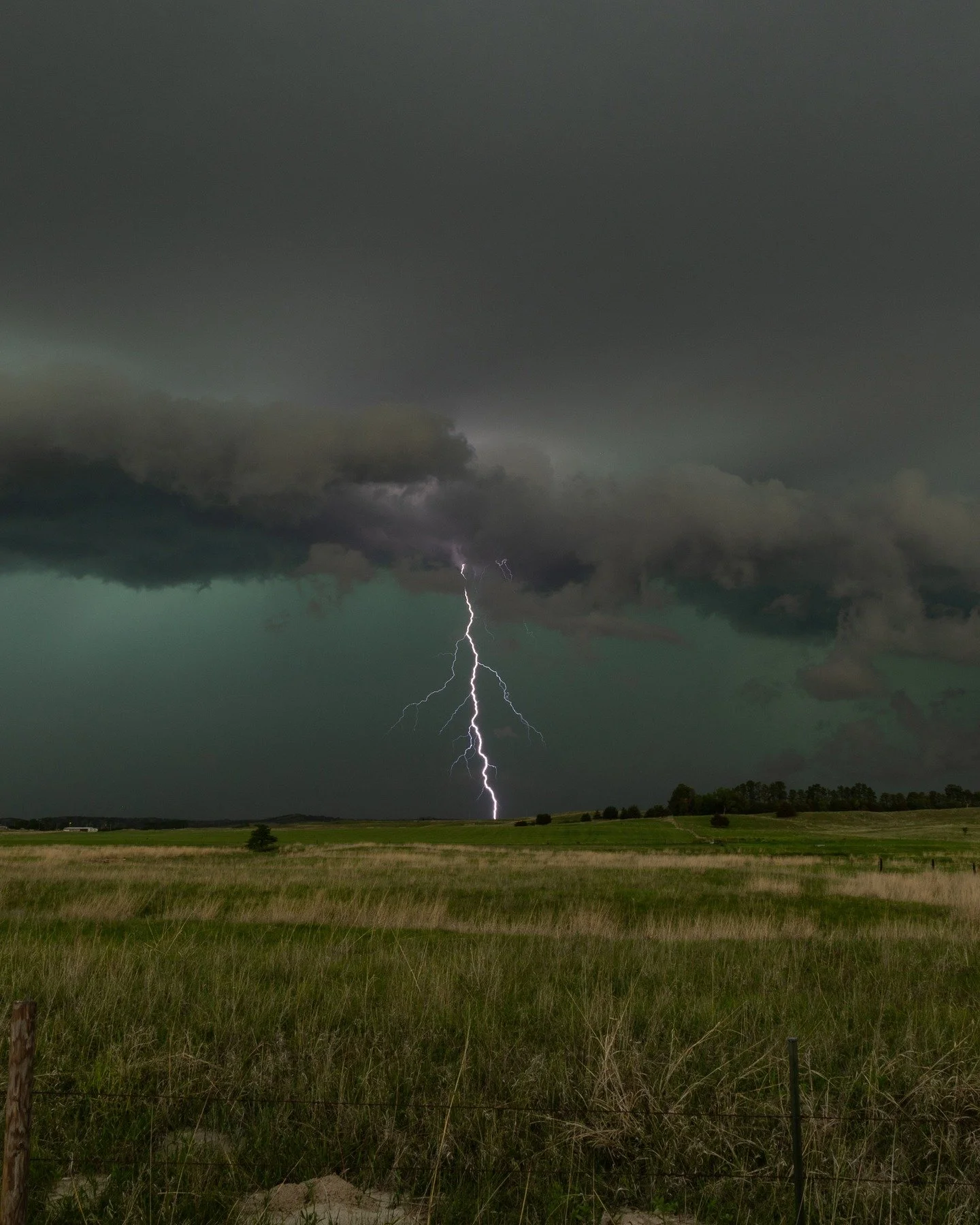 Emerald city. A severe thunderstorm glows green as it approaches in Nebraska, June 2025.
.
.
.
#lightning #thunderstorm #stormchasing #weather #ig_stormclouds #skylovers #tornadoalley #nature