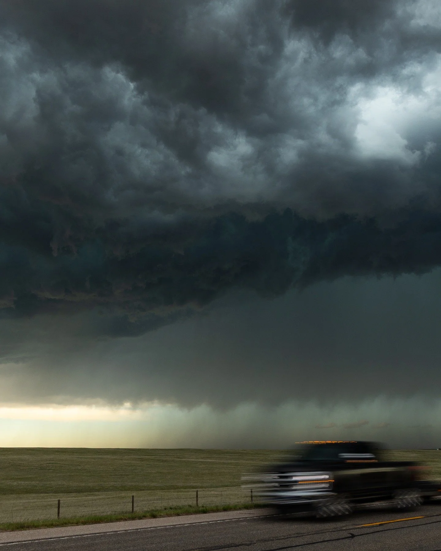 Hightailing from hail. A truck evades a severe thunderstorm with large hail in Wyoming, June 2025.
.
.
.
#thunderstorm #stormchasing #weather #tornadoalley #ig_stormclouds #natgeoyourshot