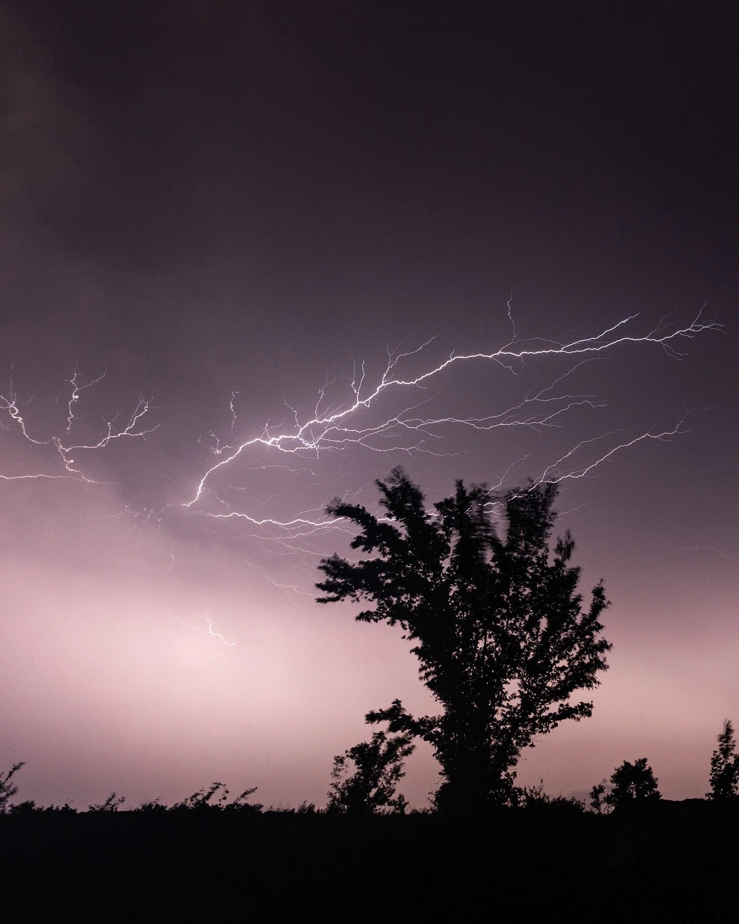 Nightcrawler. 'Anvil-crawler' lightning fires along the underside of a severe thunderstorm, Texas.
.
.
.
#lightning #thunderstorm #stormchasing #weather #ig_stormclouds #clouds