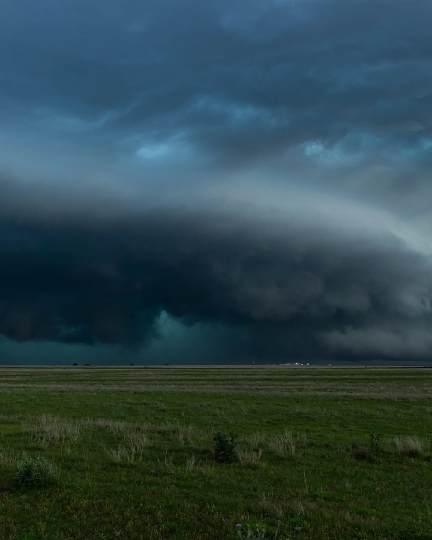 A brooding thunderstorm advances over the Oklahoma countryside, June 2025.
.
.
.
#thunderstorm #storm #stormchasing #weather #clouds