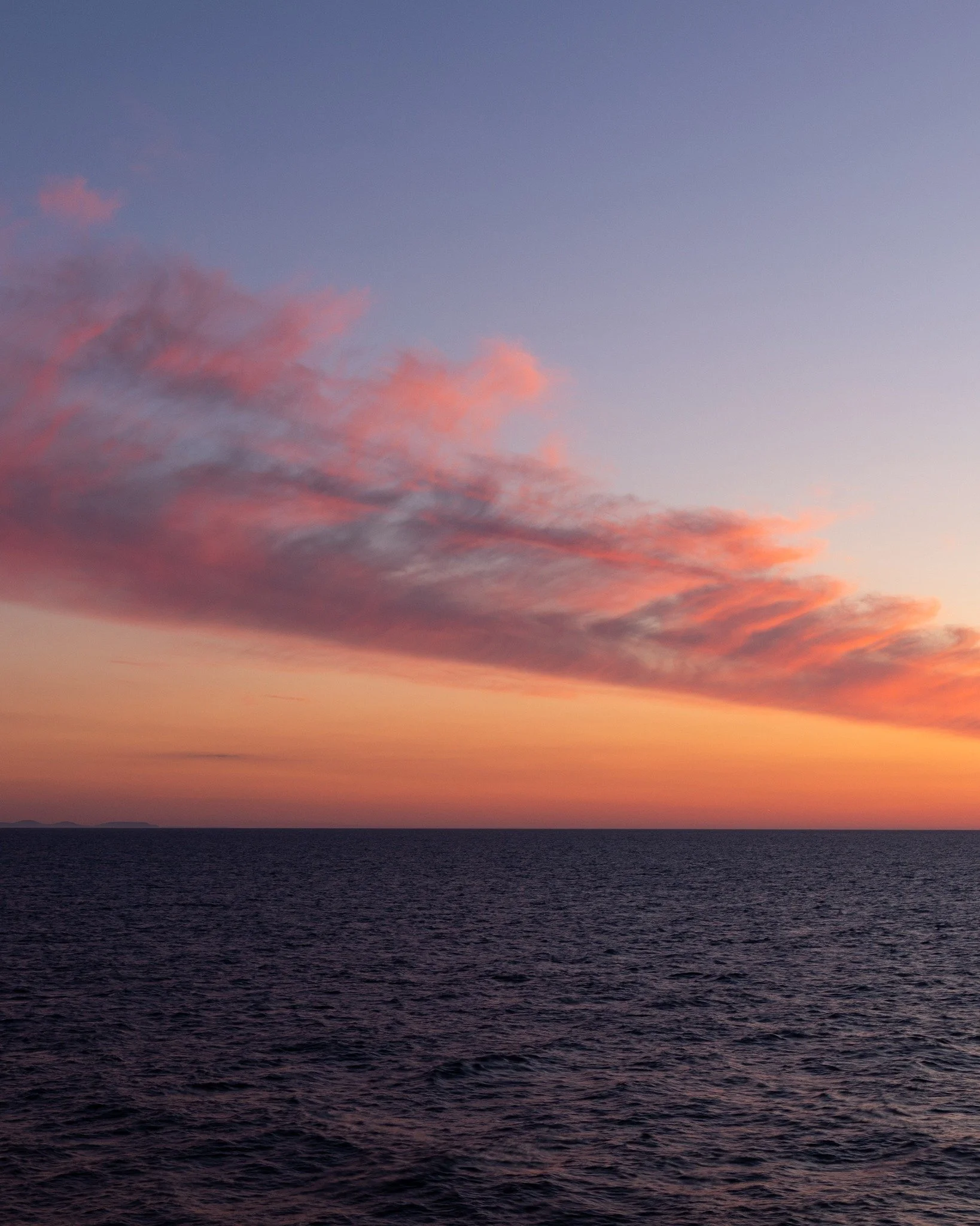 Warm colours at the end of land and day. Sligo, Ireland.
.
.
.
#sunset #ocean  #discoverireland #wildatlanticway #raw_ireland #sligo #irishlandscape #ig_ireland #earthcapture #yourshotphotographer #ourplanetdaily #stormchasing #ig_nature #earthpix #l