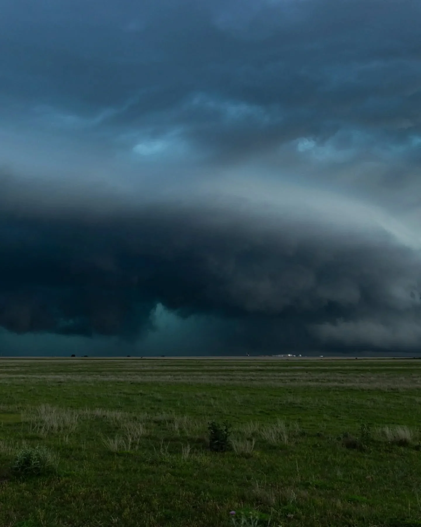 A brooding thunderstorm advances over the Oklahoma countryside, June 2025.
.
.
.
#thunderstorm #storm #stormchasing #weather #clouds