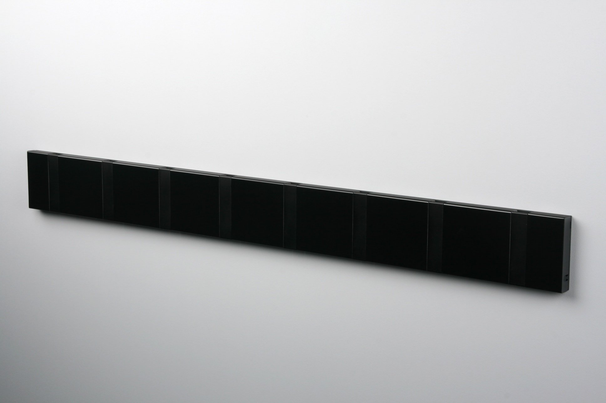 Zwart gelakte kapstok 8 zwarte metalen haken - KNAX by LoCa