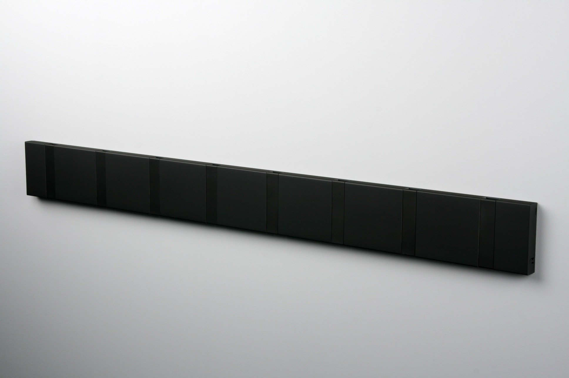 Blød sort knagerække 8 sorte metalkroge - KNAX by LoCa