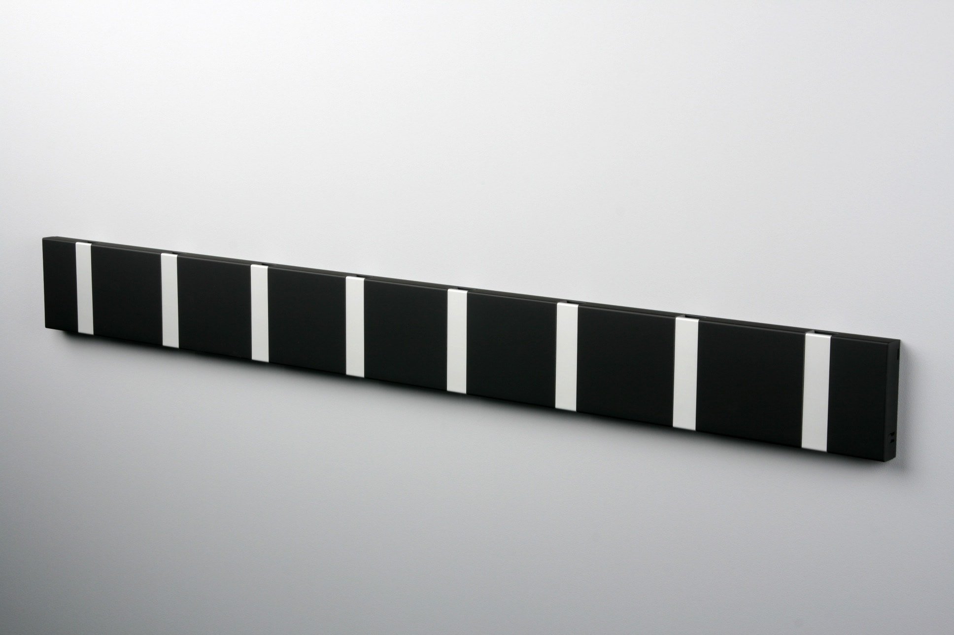 Blød sort knagerække 8 grå metalkroge - KNAX by LoCa
