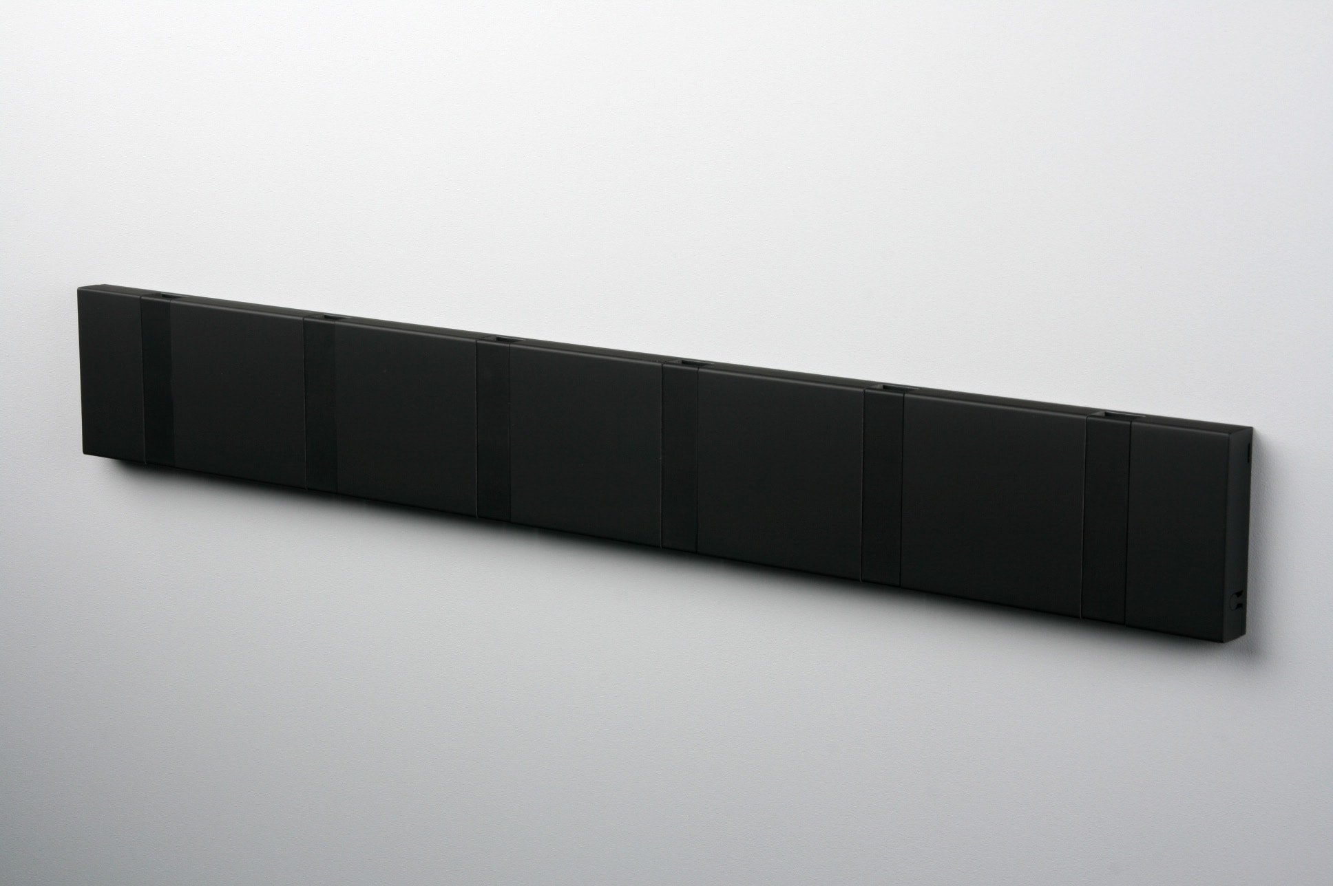 Weiches Schwarz Garderobenhakenleiste mit 6 schwarzen Metallhaken von LoCa