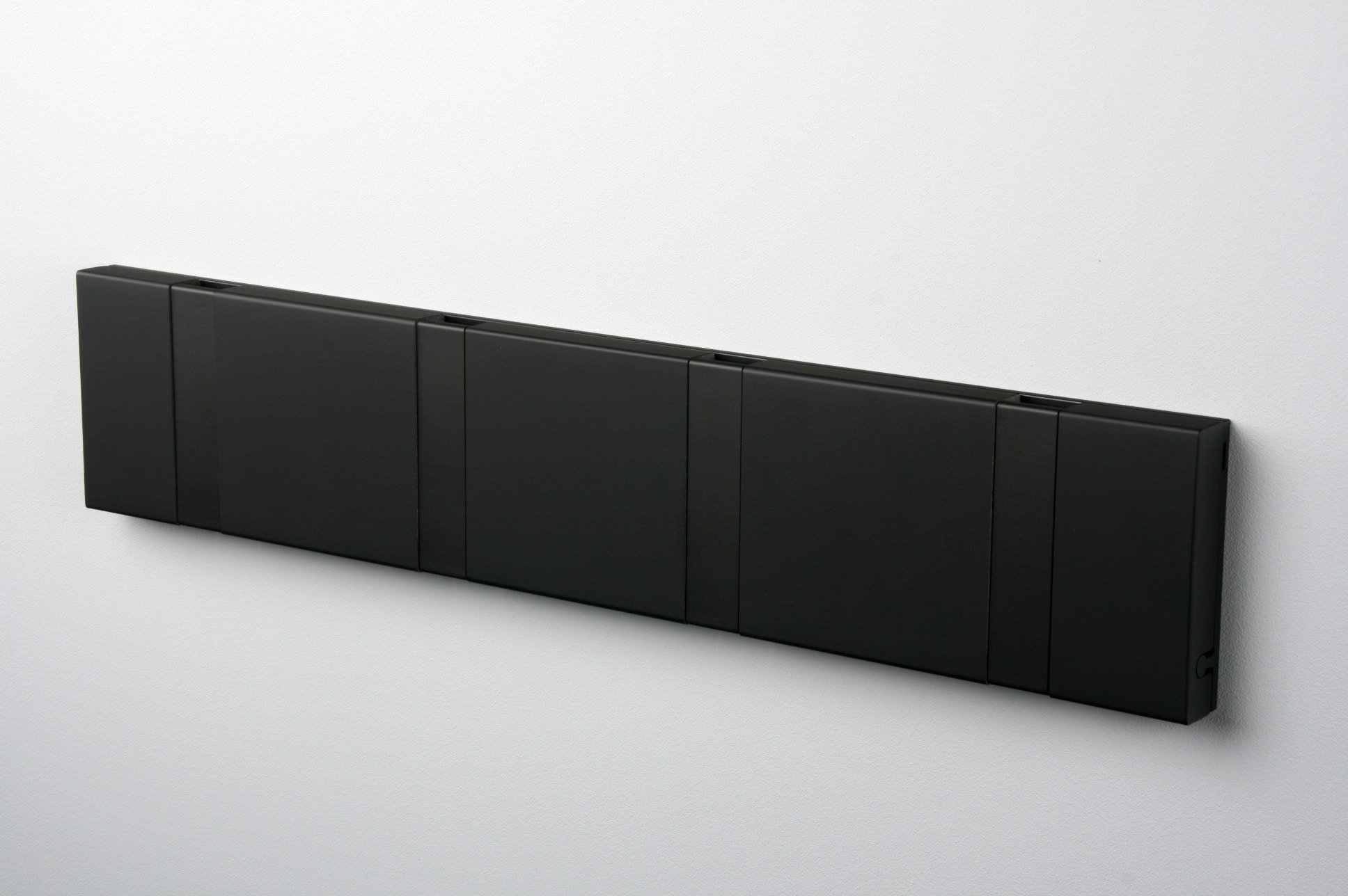 Weiches Schwarz Garderobenhakenleiste mit 4 schwarzen Metallhaken von LoCa