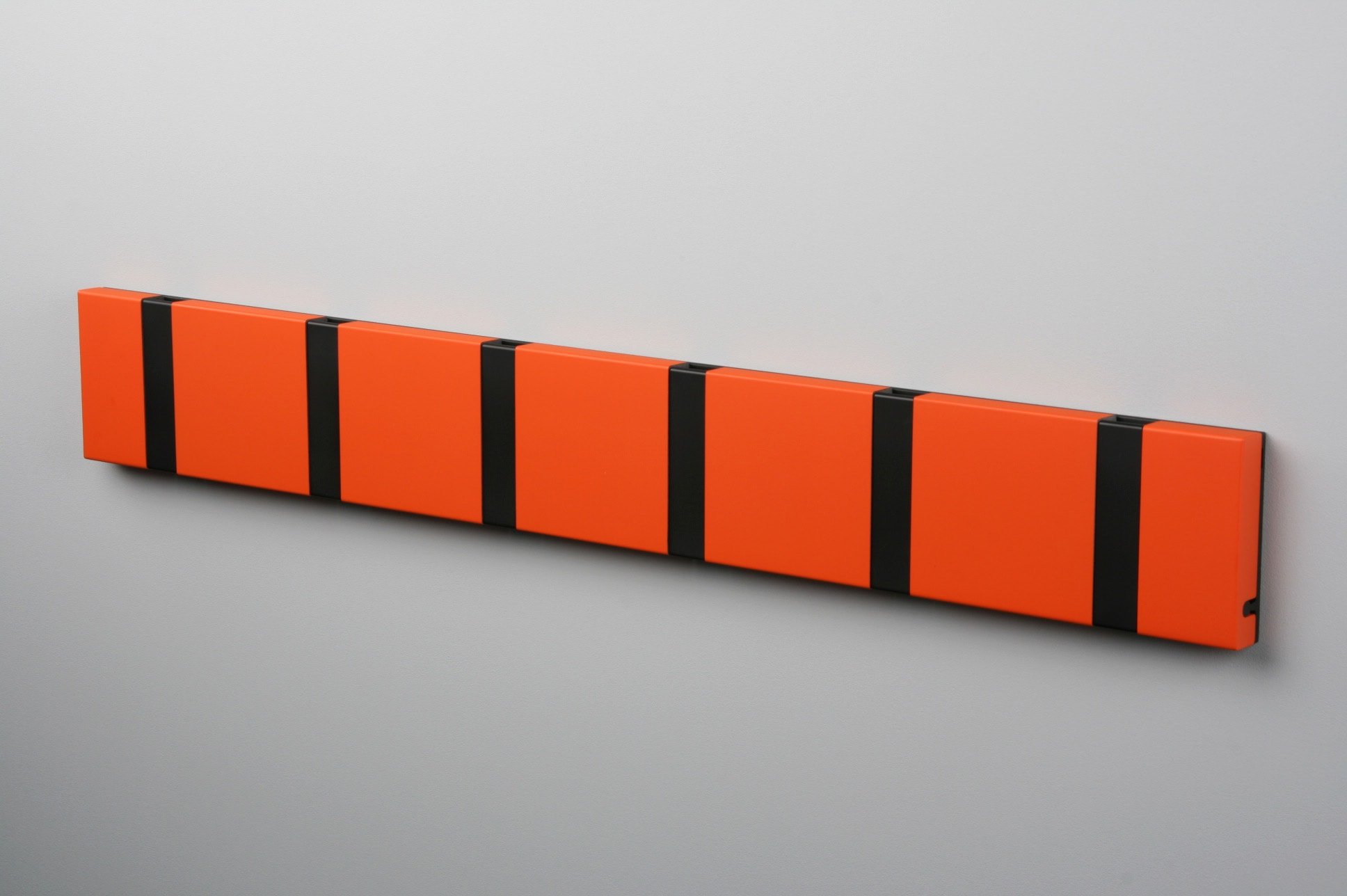 KNAX Garderobenhakenleiste Hot Orange schwarz 6 Haken.jpg