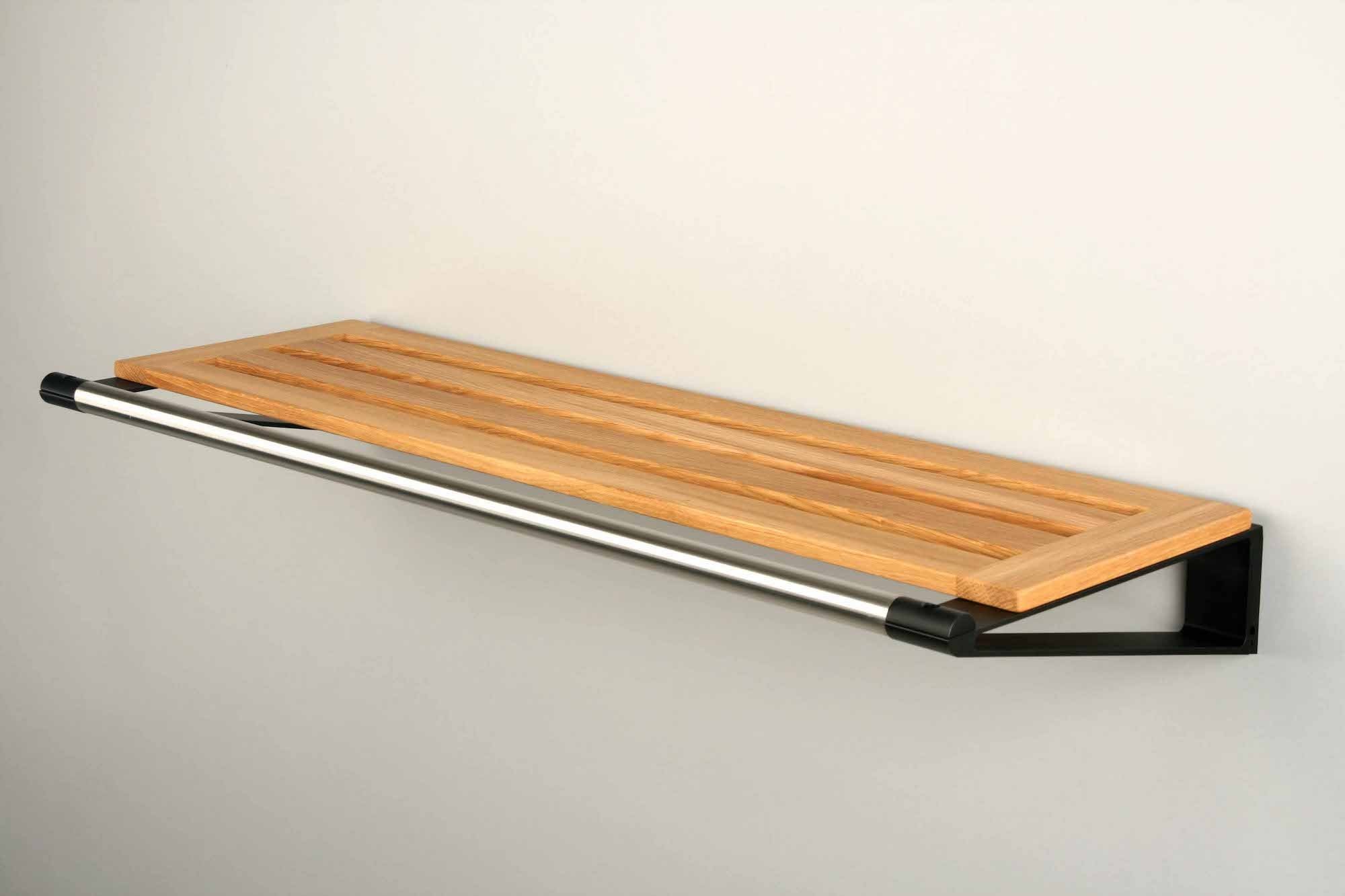 hoedenplank voor wal in hout met ophangrail in metaal