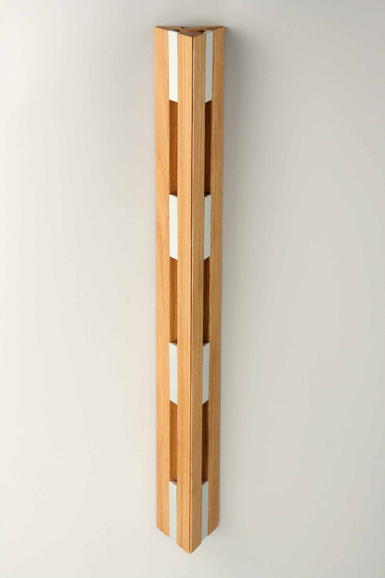 Porte-manteau vertical à fixation murale. 8 crochets en métal. Design moderne en bois