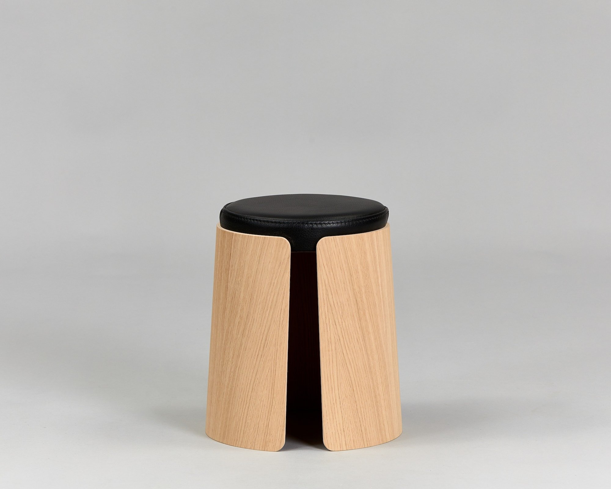 tabouret design en bois de chêne - petite taille - assise en cuir