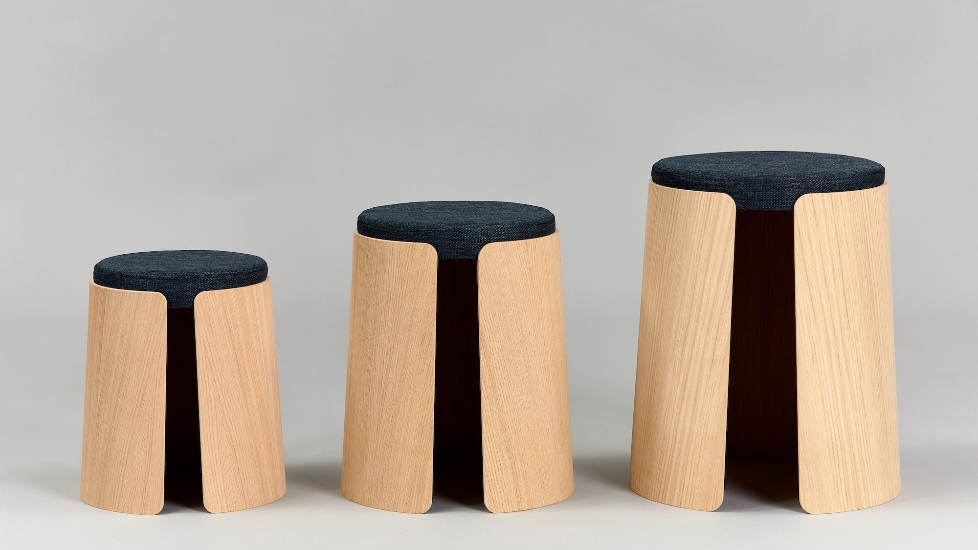 tabouret design en bois de chêne - Lot de 3 tailles - assise en tissu