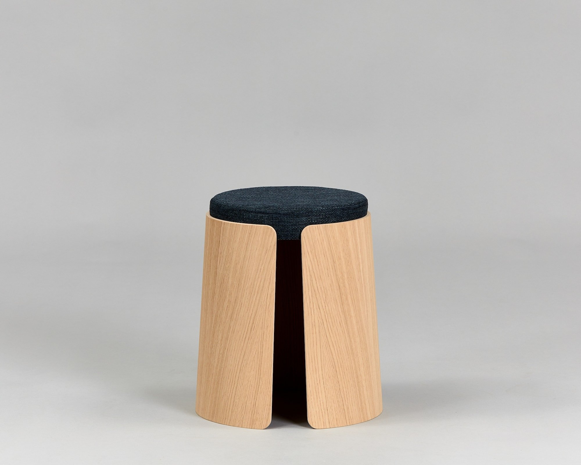 tabouret design en bois de chêne - petite taille - assise en tissu