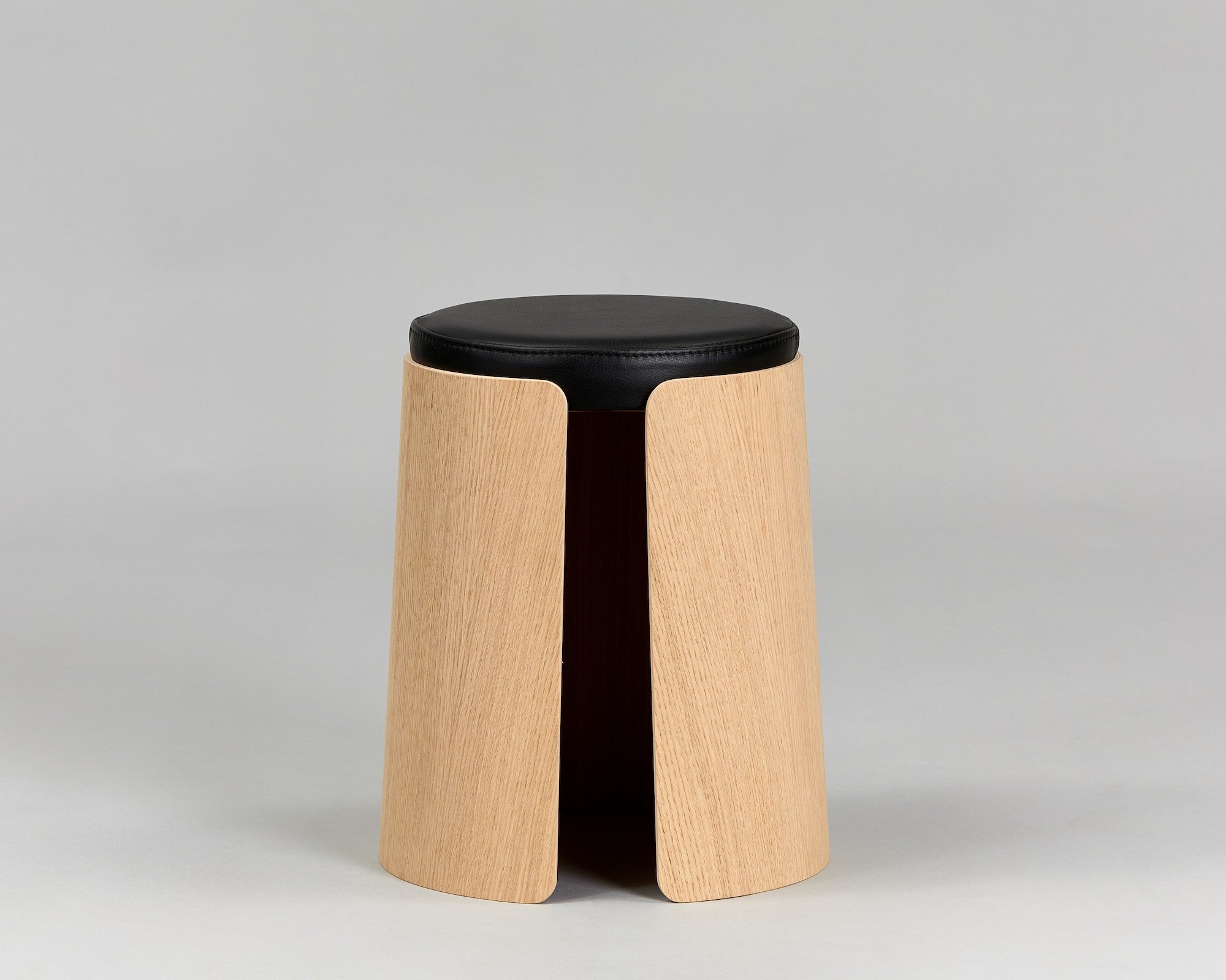 tabouret design en bois de chêne - taille moyenne - assise en cuir