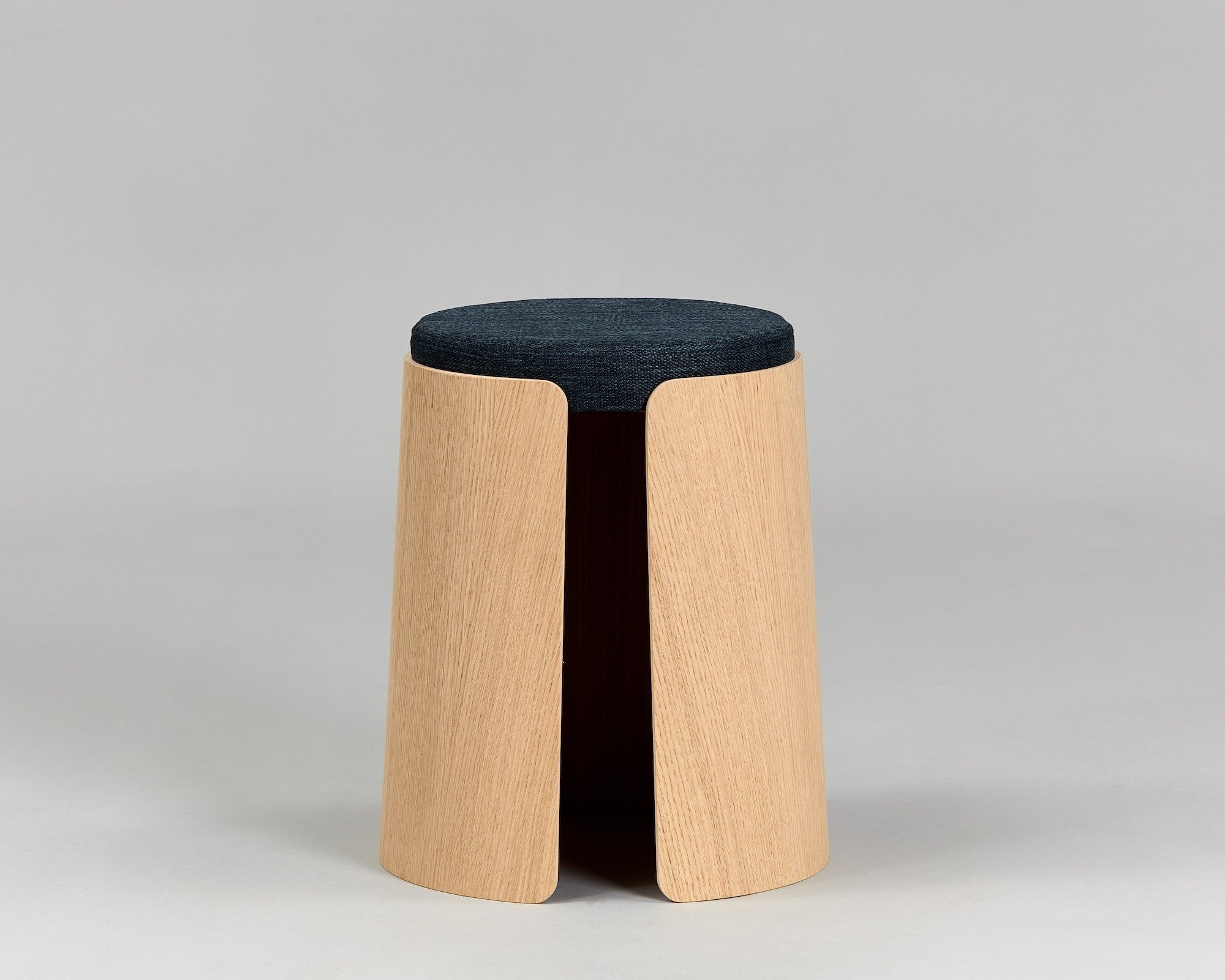 tabouret design en bois de chêne - taille moyenne - assise en tissu