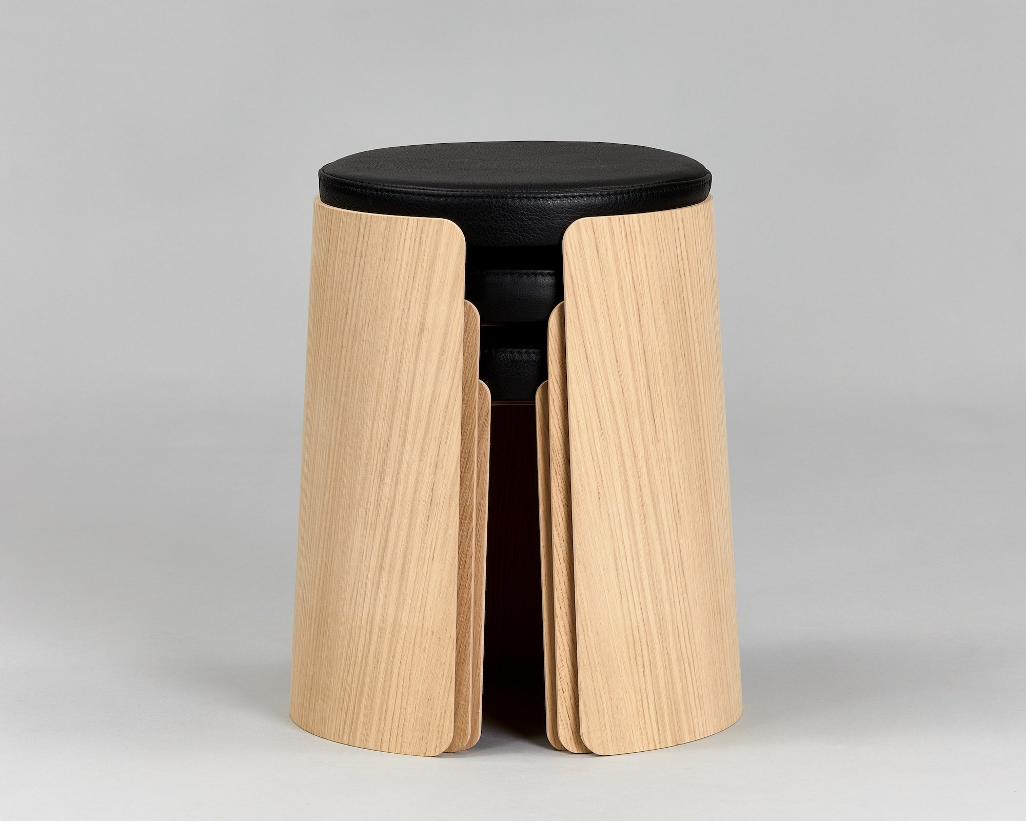 tabourets design en bois de chêne - Lot de 3 tailles. assise noire