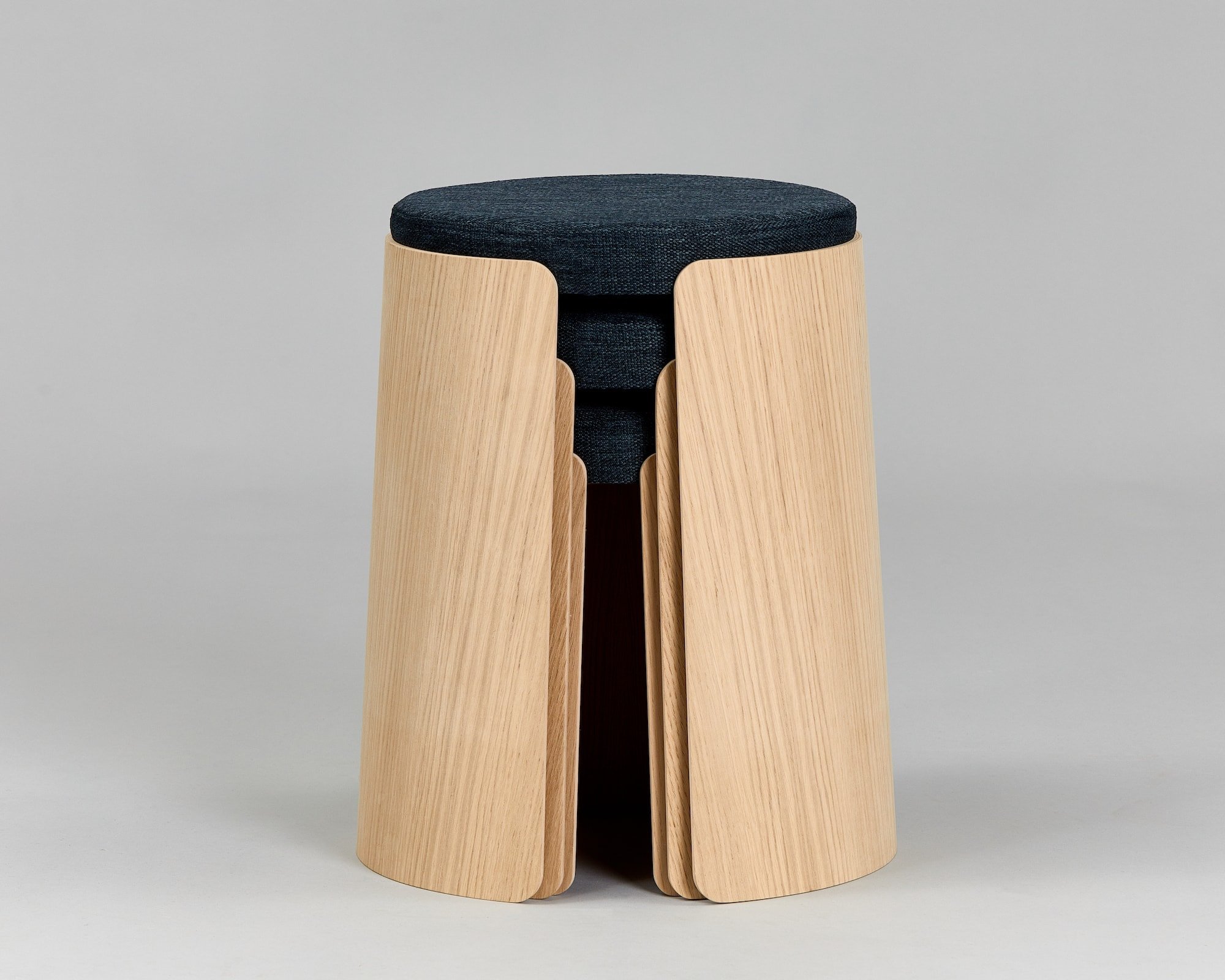 Designerstole i egetræ - sæt med 3 størrelser - stofsæde