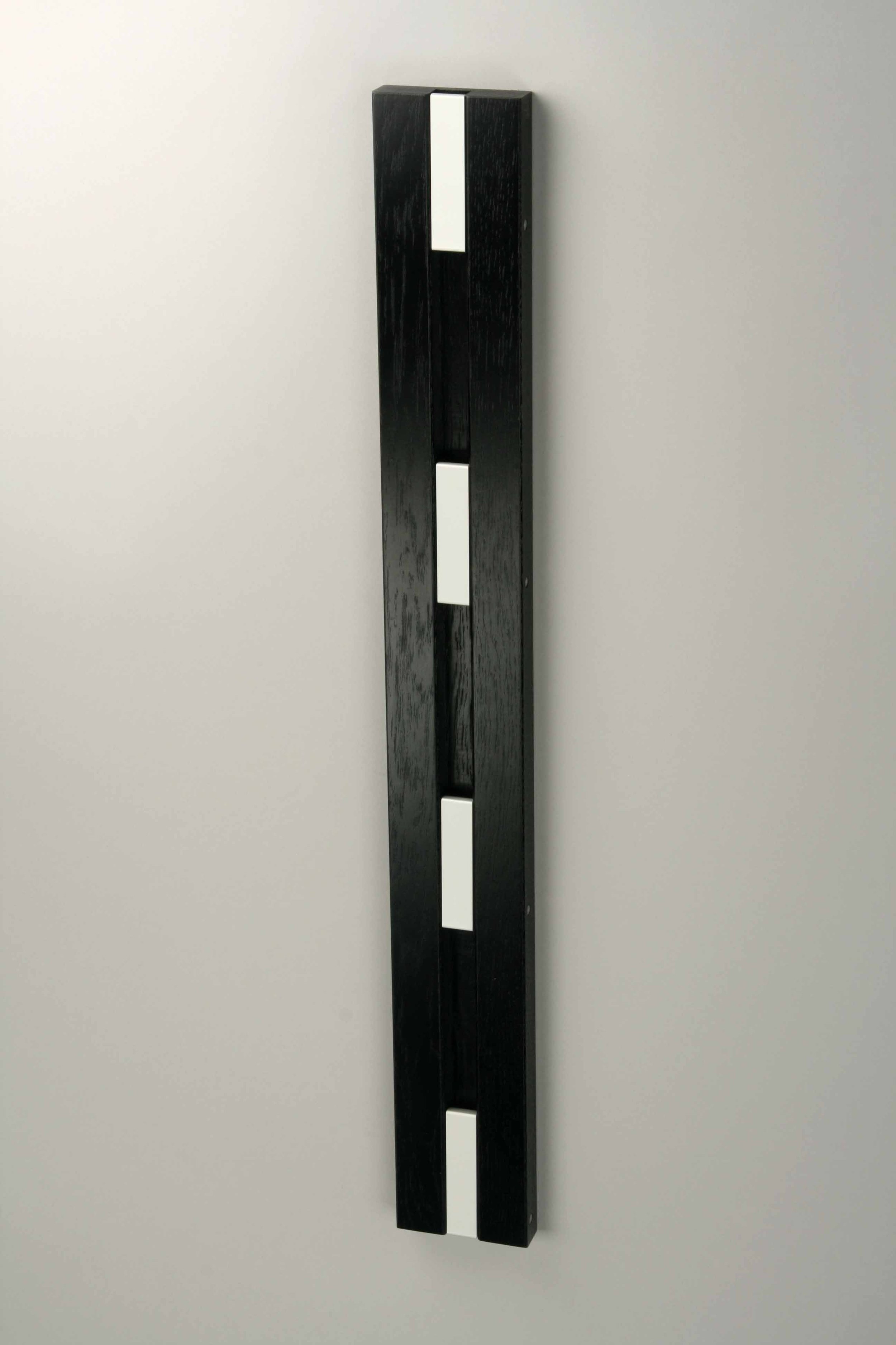 KNAX 4 Porte-sacs Vertikal Chêne (teinté noir) crochets gris