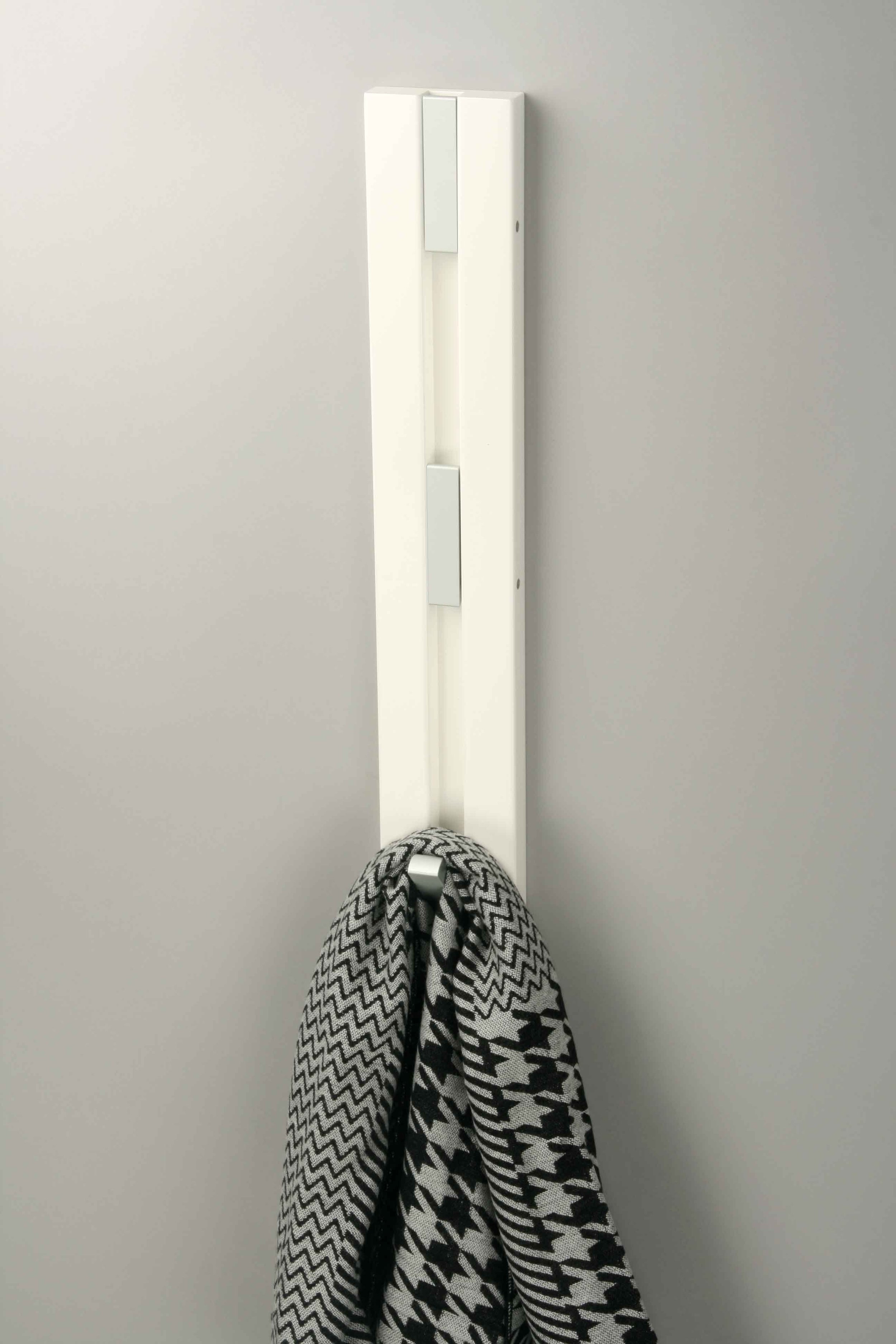 KNAX Vertical knagerække i hvid med 4 grå metalkroge.