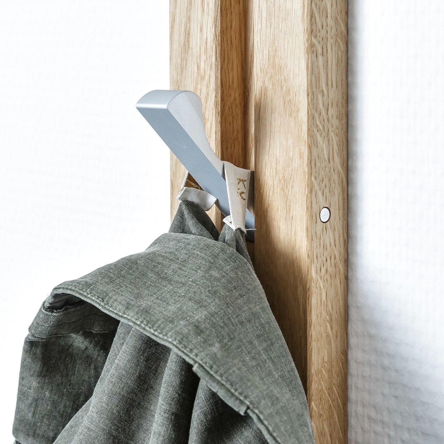 KNAX Vertikal Garderobenhakenleiste in Eiche Holz Grau Metall Haken mit Jacked