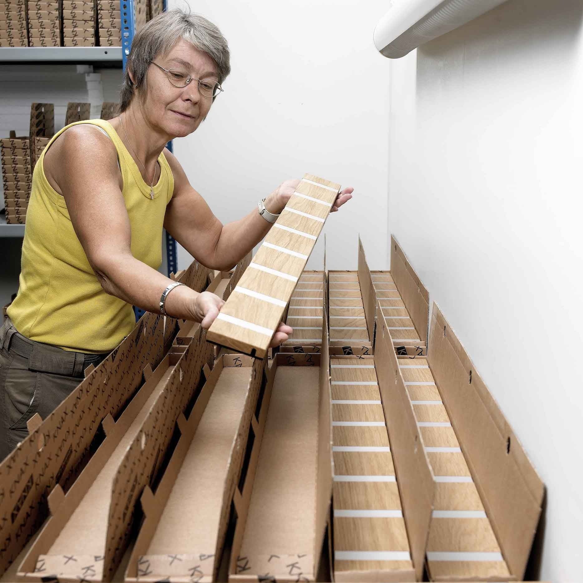 Une femme met KNAX Rack dans des boîtes