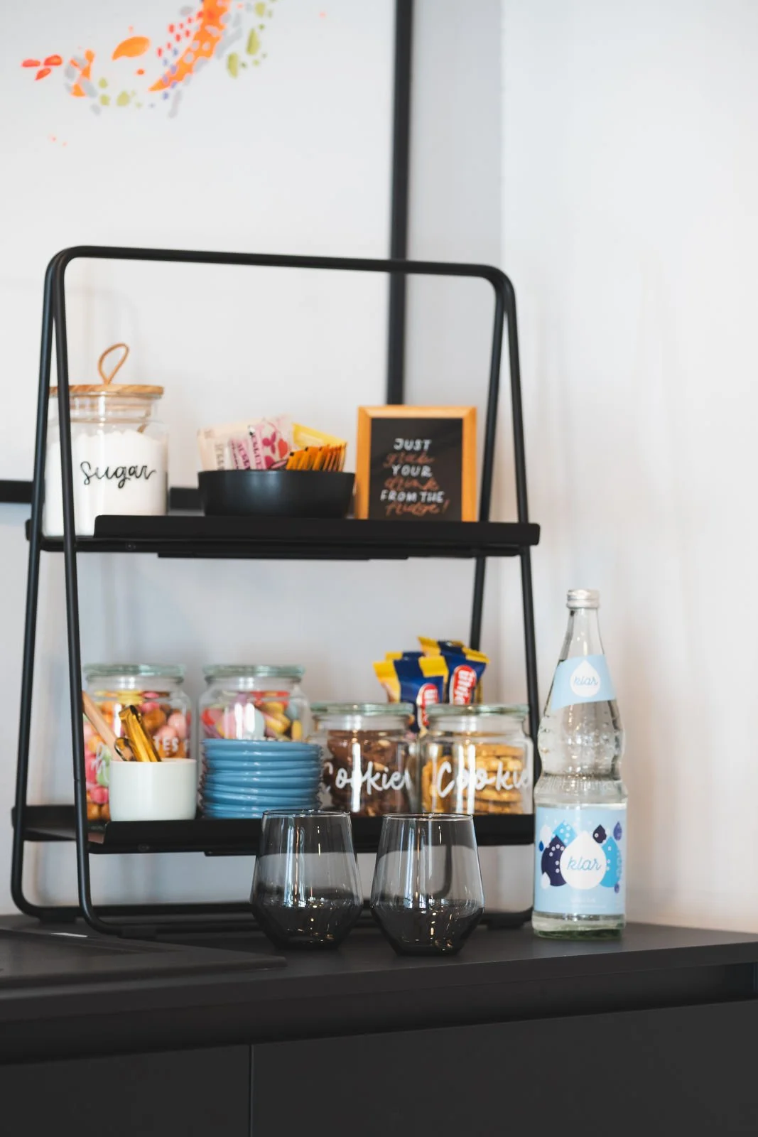 Candy-Bar in der Neuen Remise mit einer Auswahl an Snacks, Keksen, Tee und Getränken. Der Bereich bietet eine gemütliche Ecke für kreative Pausen während Workshops und Meetings