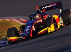 Voiture de course de Formule 2 sur une piste en course