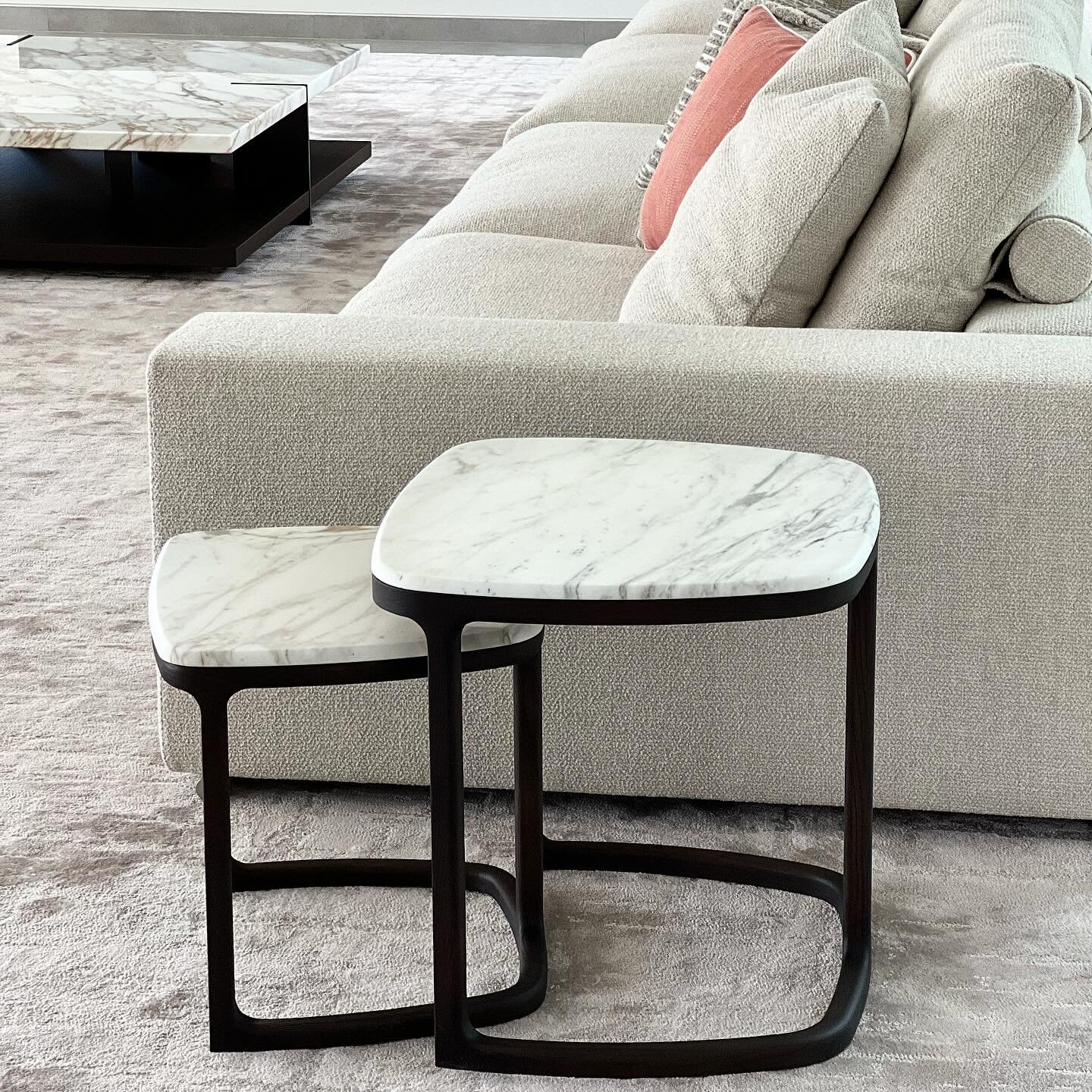 𝖯𝖳. Eleve o estilo da sua sala com mesas de apoio especiais, destacando elegantes bases em pedra. Descubra a beleza natural combinada com funcionalidade &uacute;nica em cada pe&ccedil;a.

𝖤𝖭. Elevate the style of your living room with special sid