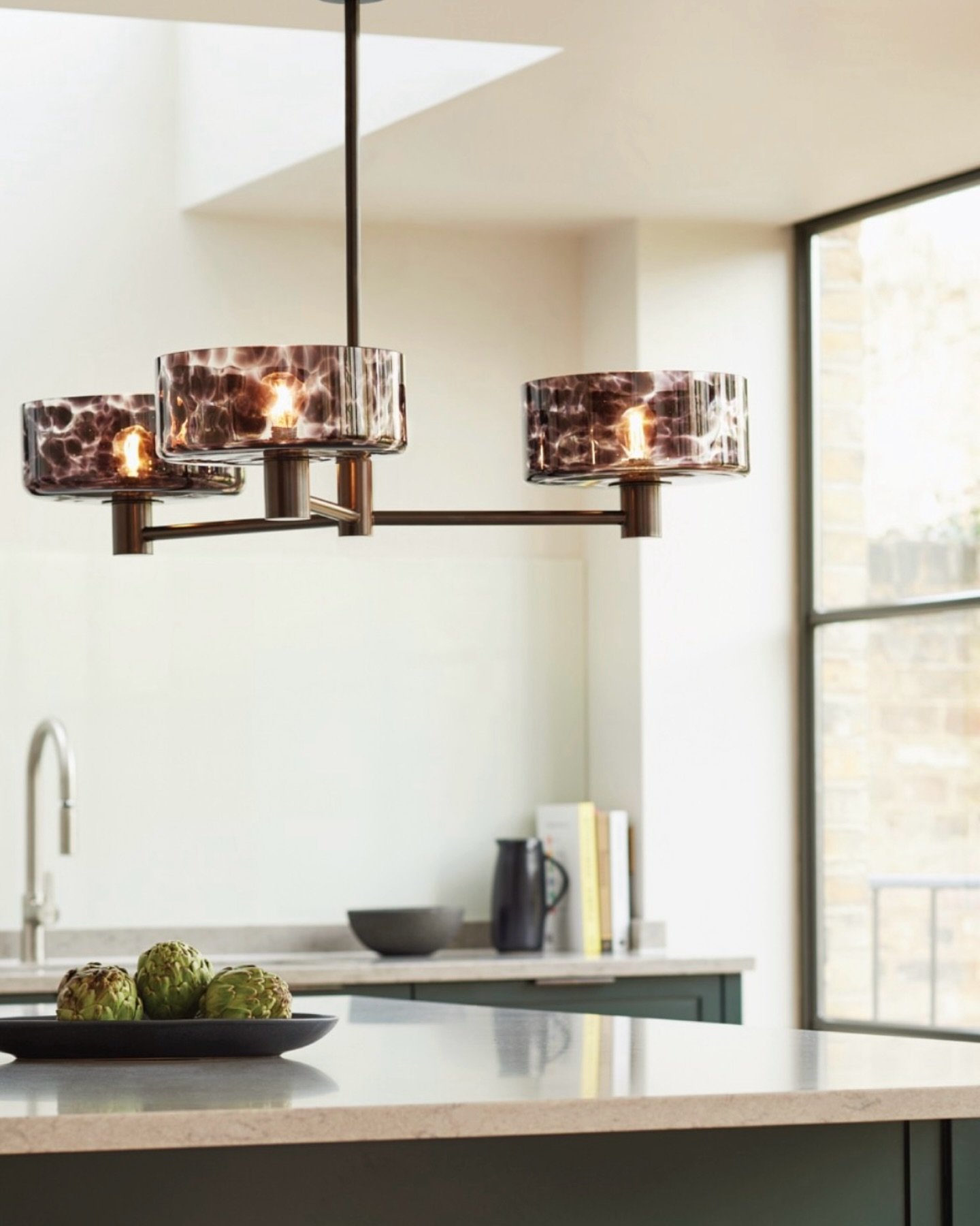 𝐏𝐭. O Beni foi concebido para cativar, com detalhes subtis que evocam confetti em cada abat-jour de vidro. O seu design de suspens&atilde;o mais curta torna-o a escolha ideal para ilhas de cozinha e tetos mais baixos.

𝐄𝐧. Beni is crafted to capt