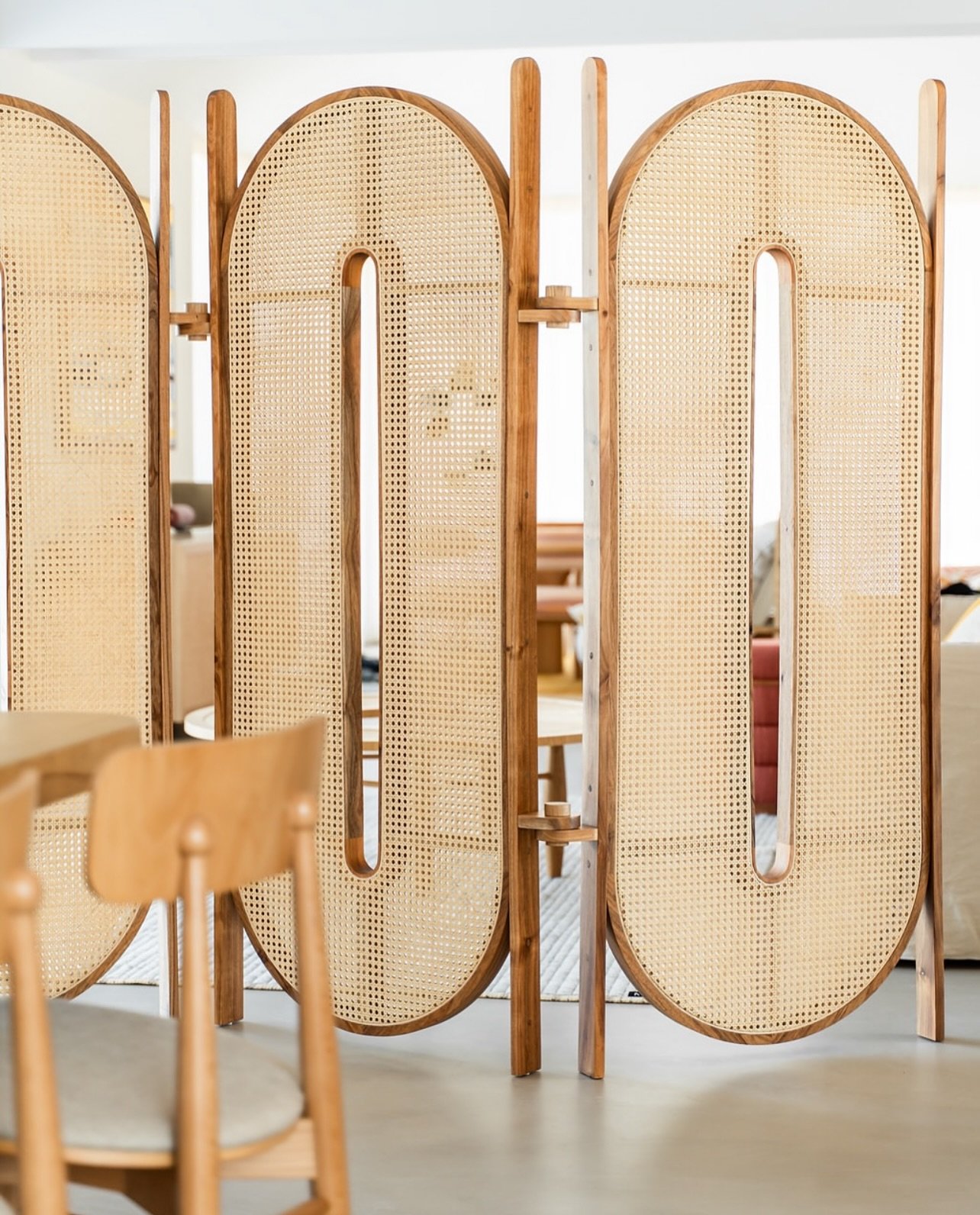 𝐏𝐭. Luz, textura e equil&iacute;brio.
O biombo Tori molda subtilmente o espa&ccedil;o, brincando com a luz e as sobreposi&ccedil;&otilde;es para trazer calor e defini&ccedil;&atilde;o aos interiores contempor&acirc;neos.

𝐄𝐧. Light, texture, and 