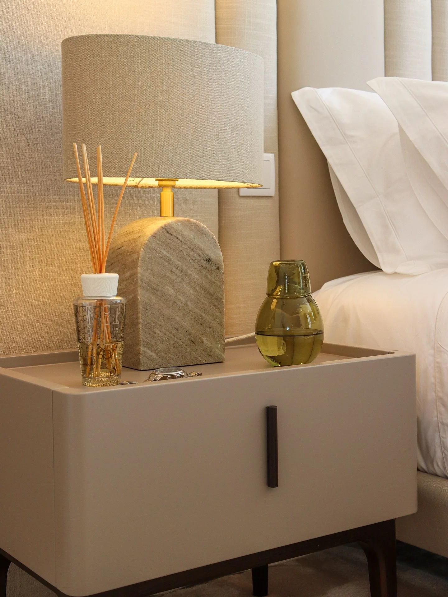 ππ. Suite principal de essência contemporânea, onde a madeira natural, a pele genuína e uma paleta neutra com apontamentos em verde desenham um ambiente sofisticado, sereno e intemporal. π
ππ§. Principal suite with a contempor