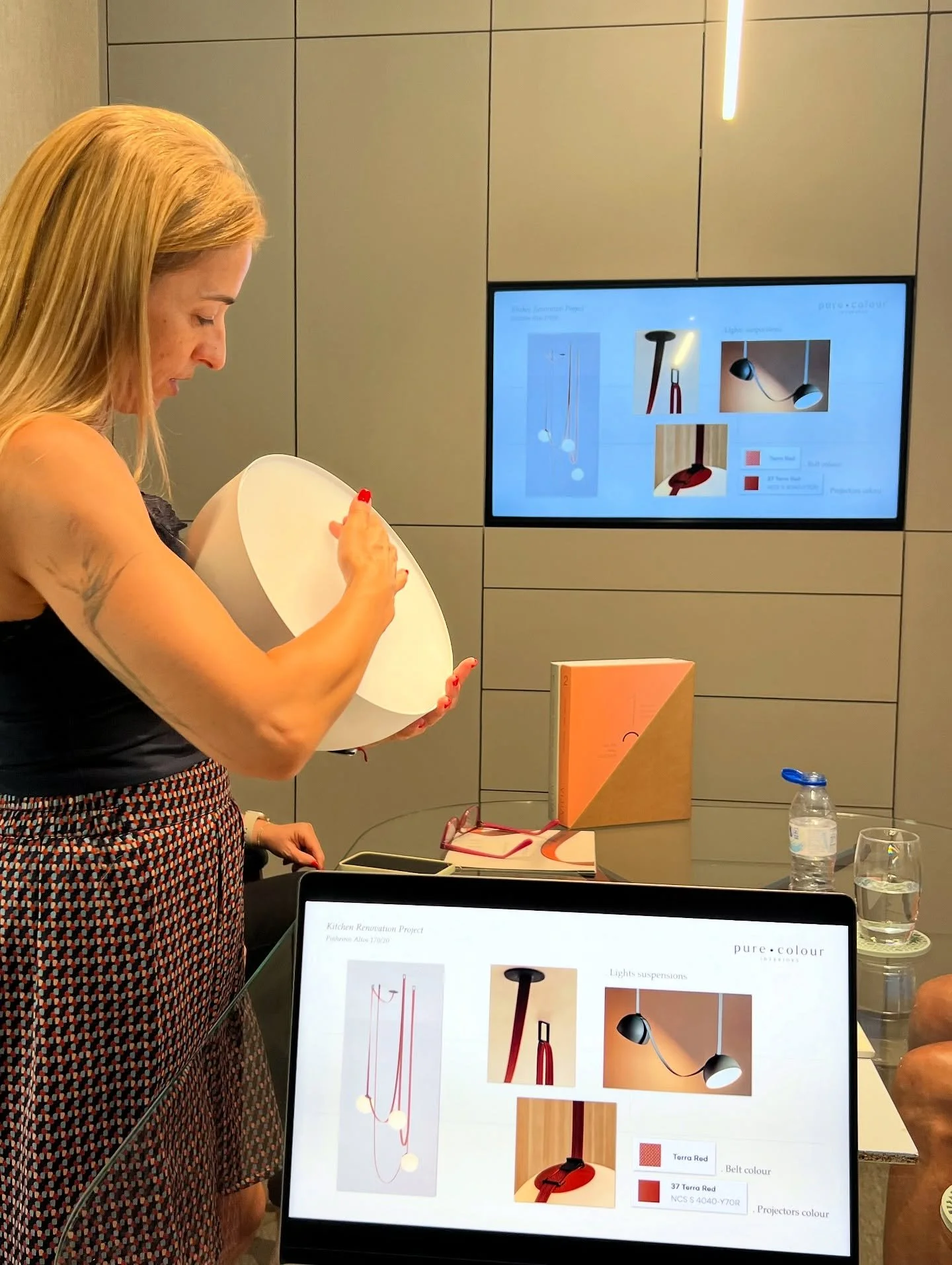 ππ. π‘ Na apresentação do projecto, valorizamos a experiência prática para que os clientes compreendam as soluções. Neste caso, mostramos o candeeiro e permitimos que pudessem sentir os equipamentos antes de