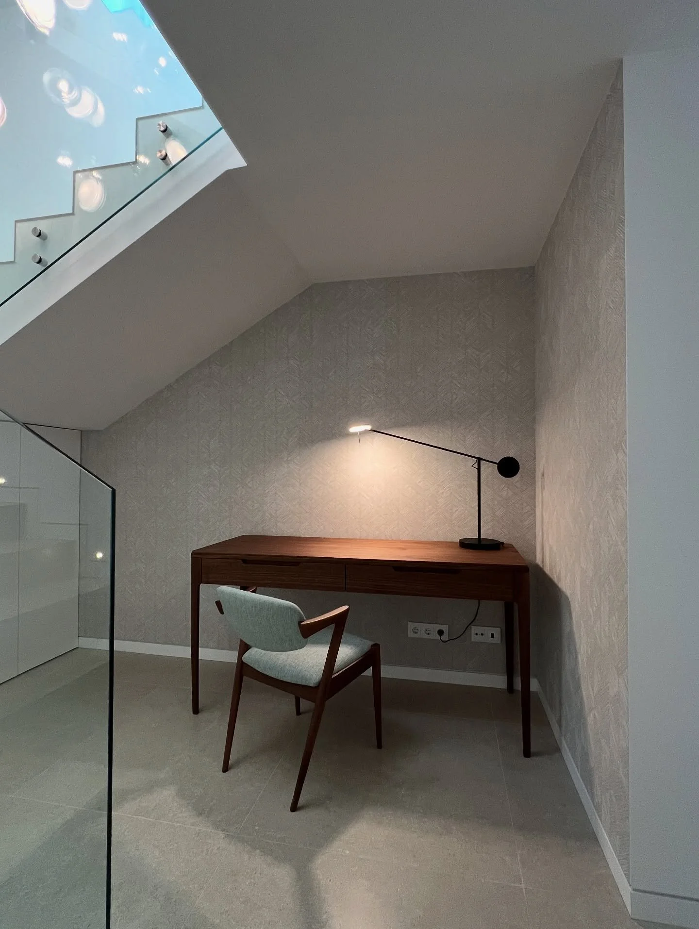 ππ. Um pequeno espaço ganhou uma nova vida como escritório. β¨
Com peças generosas que acrescentam presença, um papel de parede geométrico discreto que traz movimento e tons neutros cuidadosamente escolhidos, o amb