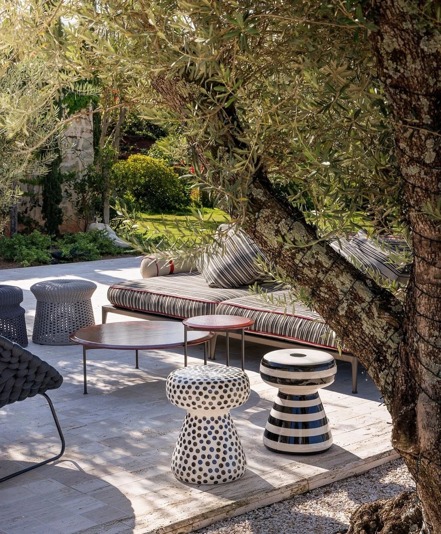 ππ. πΏ Um recanto da Provença em sua casa.
Onde o tempo abranda e a alma encontra espaço para respirar.
A coleção Inout, de Paola Navone, traz a leveza das casas provençais em mesas e pufes que convidam a fazer um