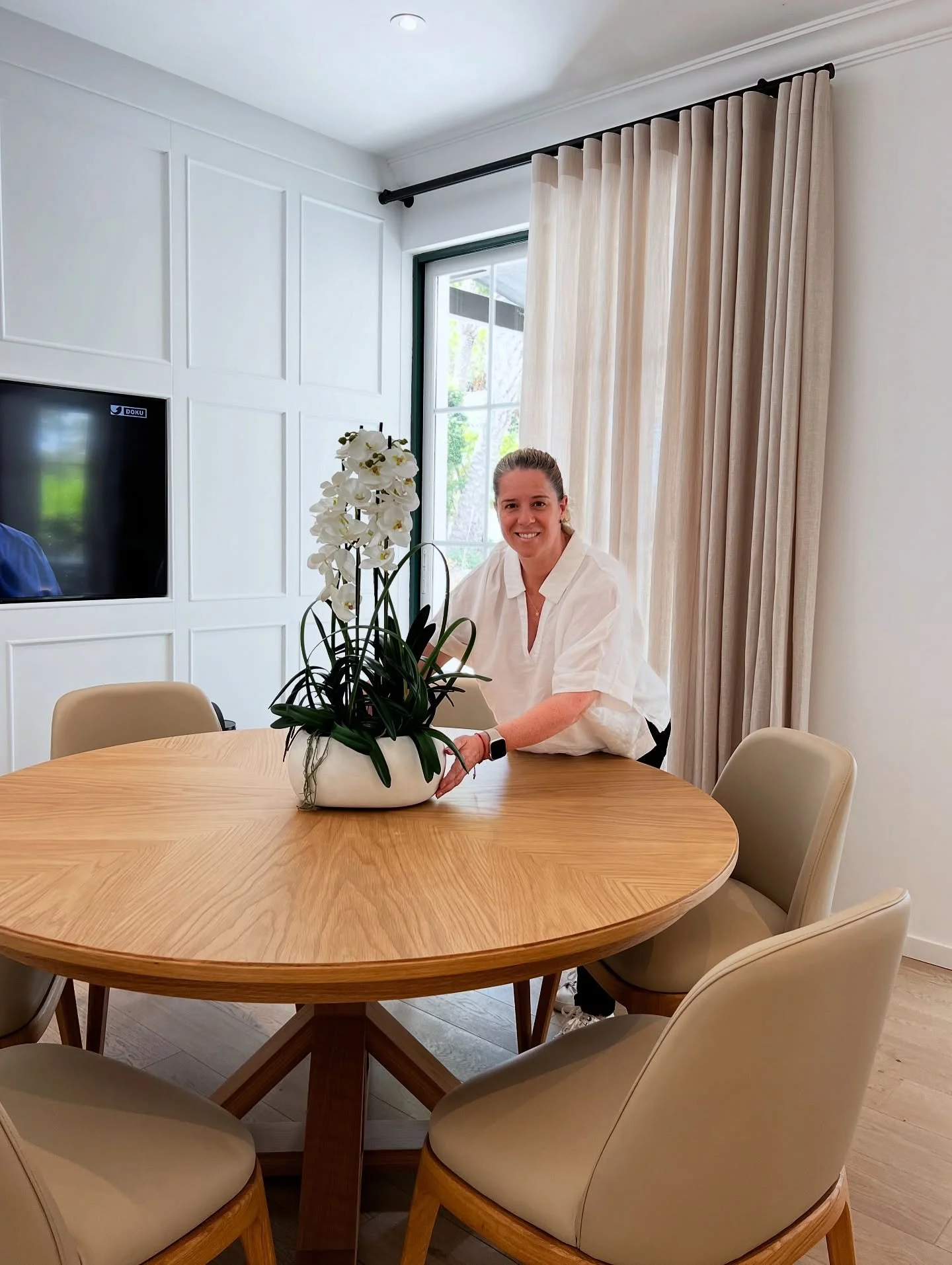 ππ. Dias de montagem são o culminar de cada projeto.
Após a chegada do mobiliário, são os detalhes cuidadosamente escolhidos que elevam a base e revelam a verdadeira essência do espaço. É nesse acabam