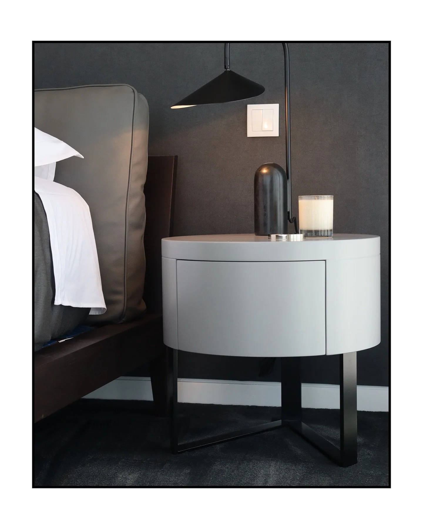 ππ. Na Pure Colour Interiors acreditamos que até as cores mais intensas podem transformar um ambiente em algo sofisticado e acolhedor. β¨
Neste quarto masculino, o preto foi o ponto de partida, uma escolha ousada que ganhou vida atravé