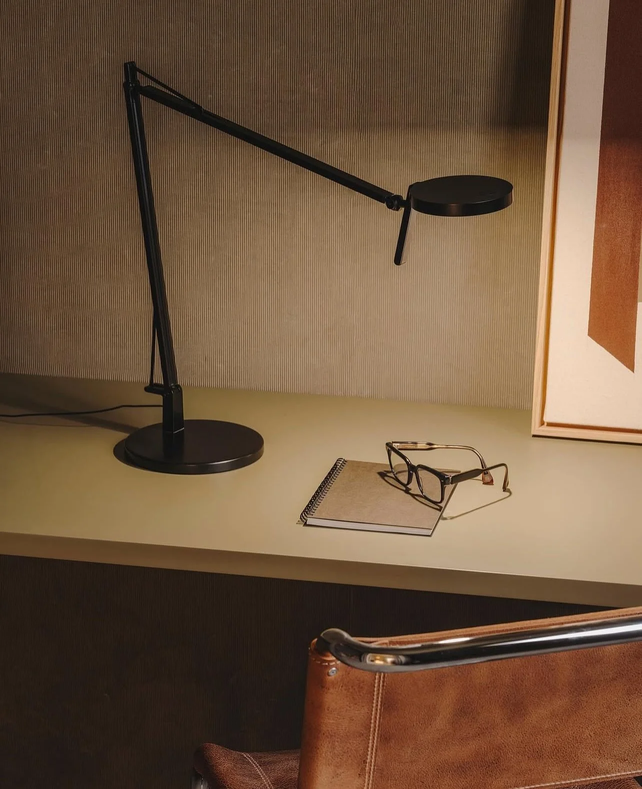 𝐏𝐭. A Maca foi criada para oferecer uma luz de trabalho confort&aacute;vel e regul&aacute;vel.
A sua presen&ccedil;a discreta torna-a adapt&aacute;vel a diferentes contextos, permitindo-lhe ir al&eacute;m do espa&ccedil;o de trabalho e oferecer sol