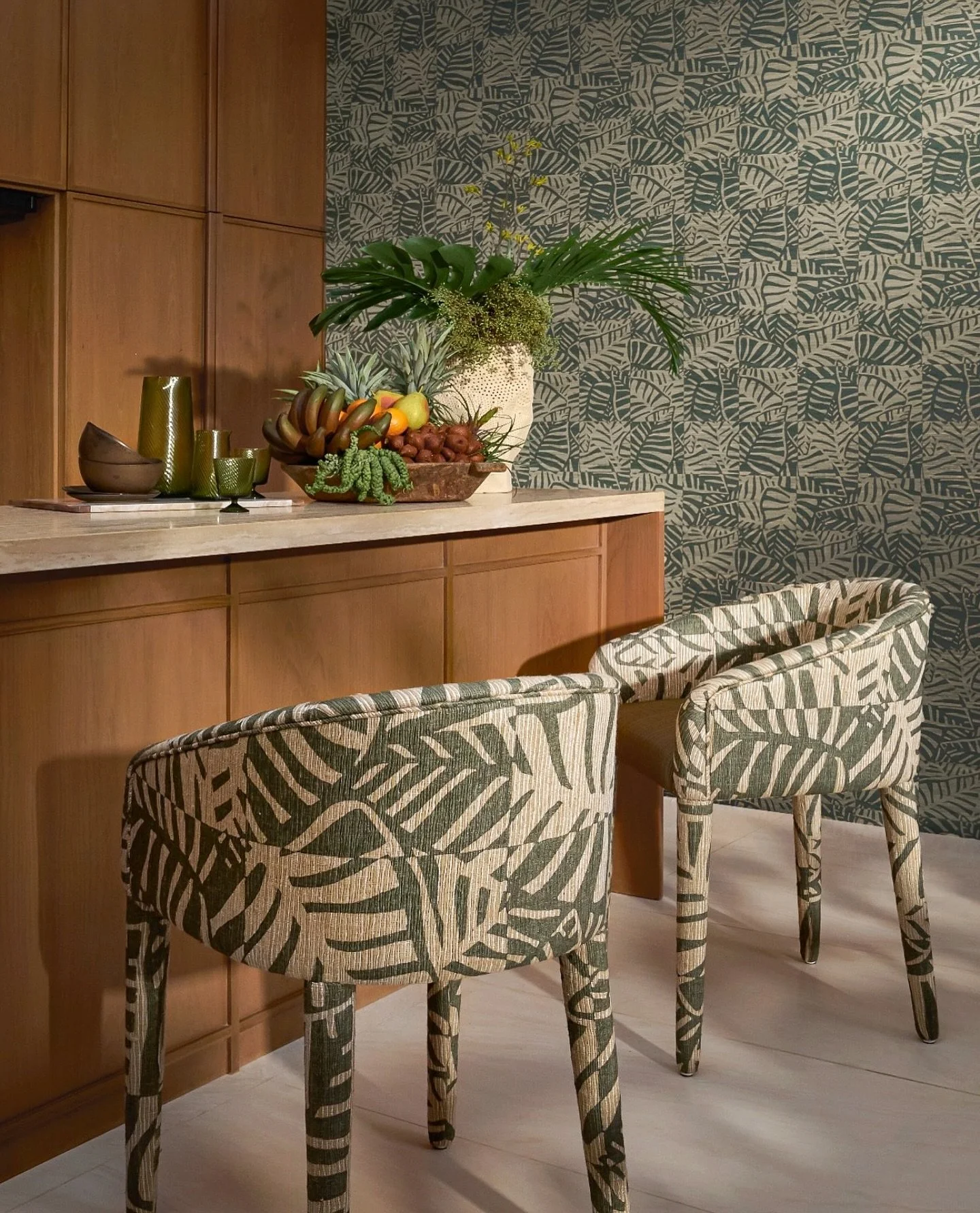 𝐏𝐭. Texturas naturais e eleg&acirc;ncia org&acirc;nica. 🍃
Philo combina silhuetas de folhas e inspira&ccedil;&atilde;o artesanal para criar paredes com profundidade e harmonia intemporal.

#PureColourInteriors #Wallcovering #NaturalElegance #Textu