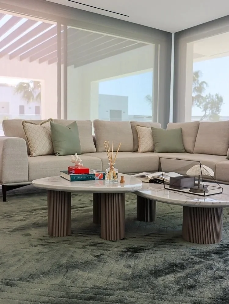 𝐏𝐭. ✨ O cora&ccedil;&atilde;o da casa.
Nesta sala de estar em open space, cada detalhe foi pensado para acolher momentos de partilha e conforto.
Um espa&ccedil;o amplo que une sala de jantar, cozinha e zona exterior, criando uma liga&ccedil;&atilde