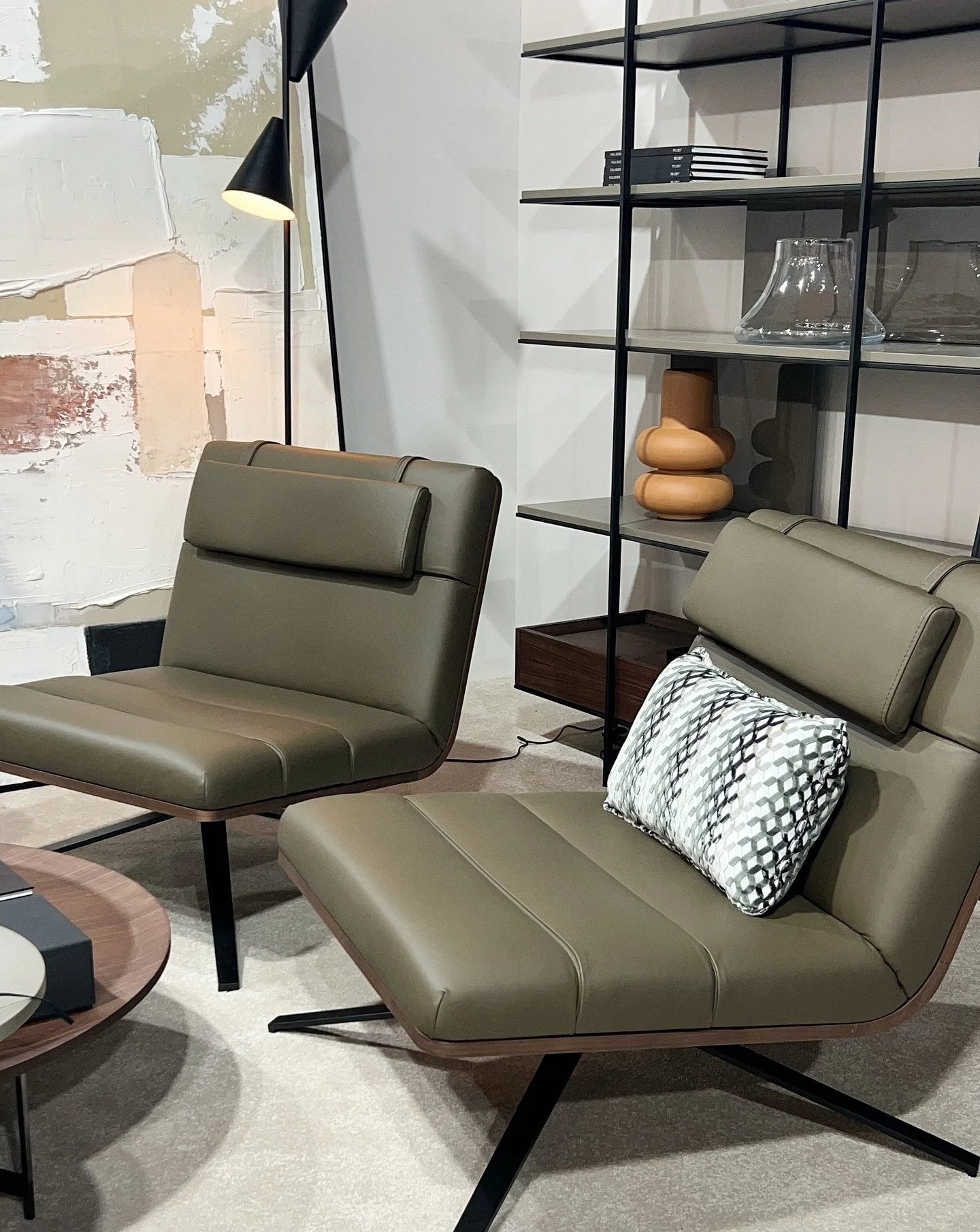 𝐏𝐭. Sofistica&ccedil;&atilde;o e conforto num s&oacute; gesto. ✨
Os novos cadeir&otilde;es da Praddy 2025, apresentados na Homeing, refletem o equil&iacute;brio perfeito entre design contempor&acirc;neo e intemporalidade.
Revestidos em pele verde e