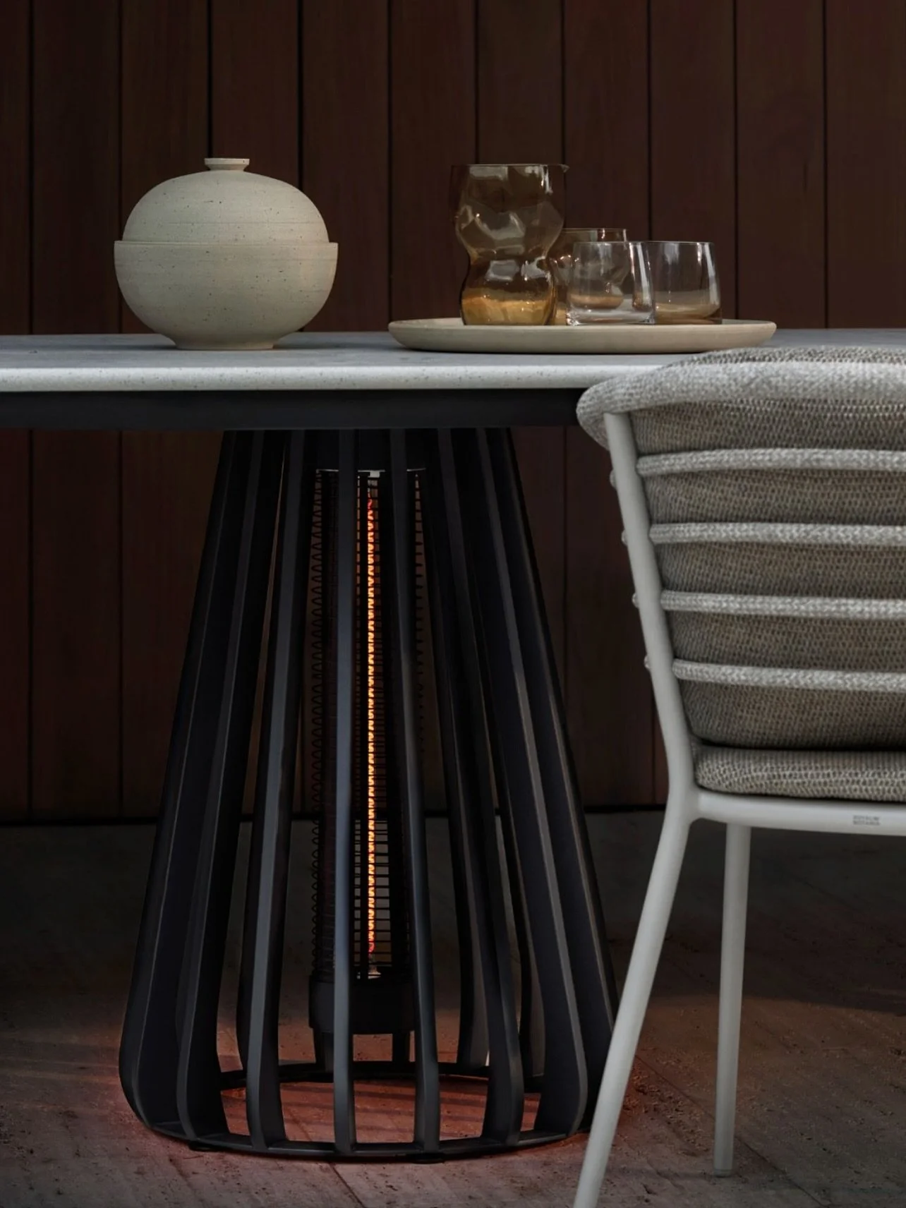 𝐏𝐭. A Furniz redefine o conceito de mesa. Com aquecimento integrado de forma discreta na base, oferece calor e conforto para al&eacute;m do ritmo das esta&ccedil;&otilde;es.
Uma estreia mundial no segmento de exteriores de alta gama e vencedora do 