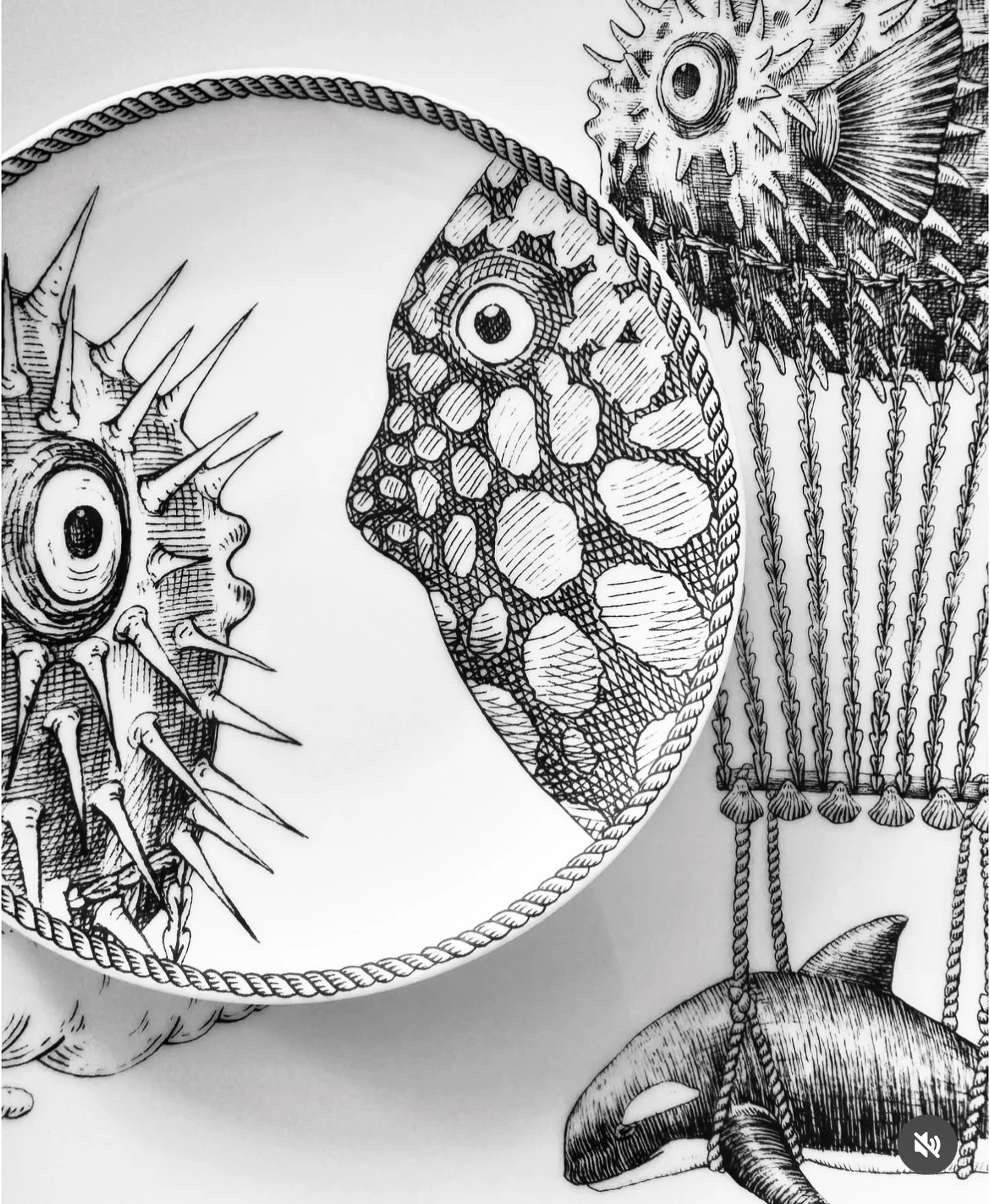 𝐏𝐭. ✨ Aquatic Creatures by Riccardo Capuzzo ✨
Porcelana ilustrada com mestria, onde o universo marinho ganha vida atrav&eacute;s de tra&ccedil;os delicados e cheios de personalidade. Cada prato &eacute; uma pe&ccedil;a de arte, pensada para quem ap