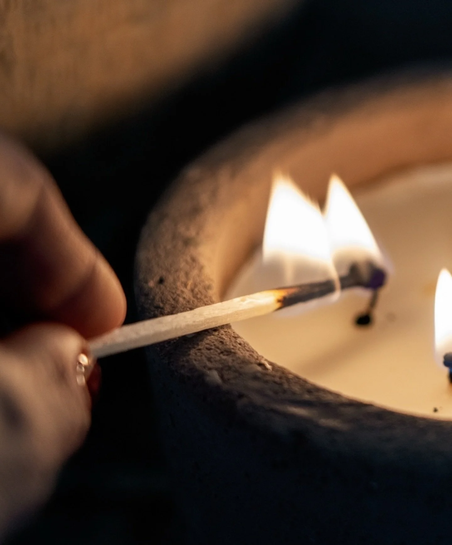 PT. Na noite mais especial do ano, uma vela acesa basta para aquecer a alma e iluminar o Natal. 🕯️✨

EN. On the most special night of the year, a single candle is enough to warm the soul and light up Christmas. 🕯️✨