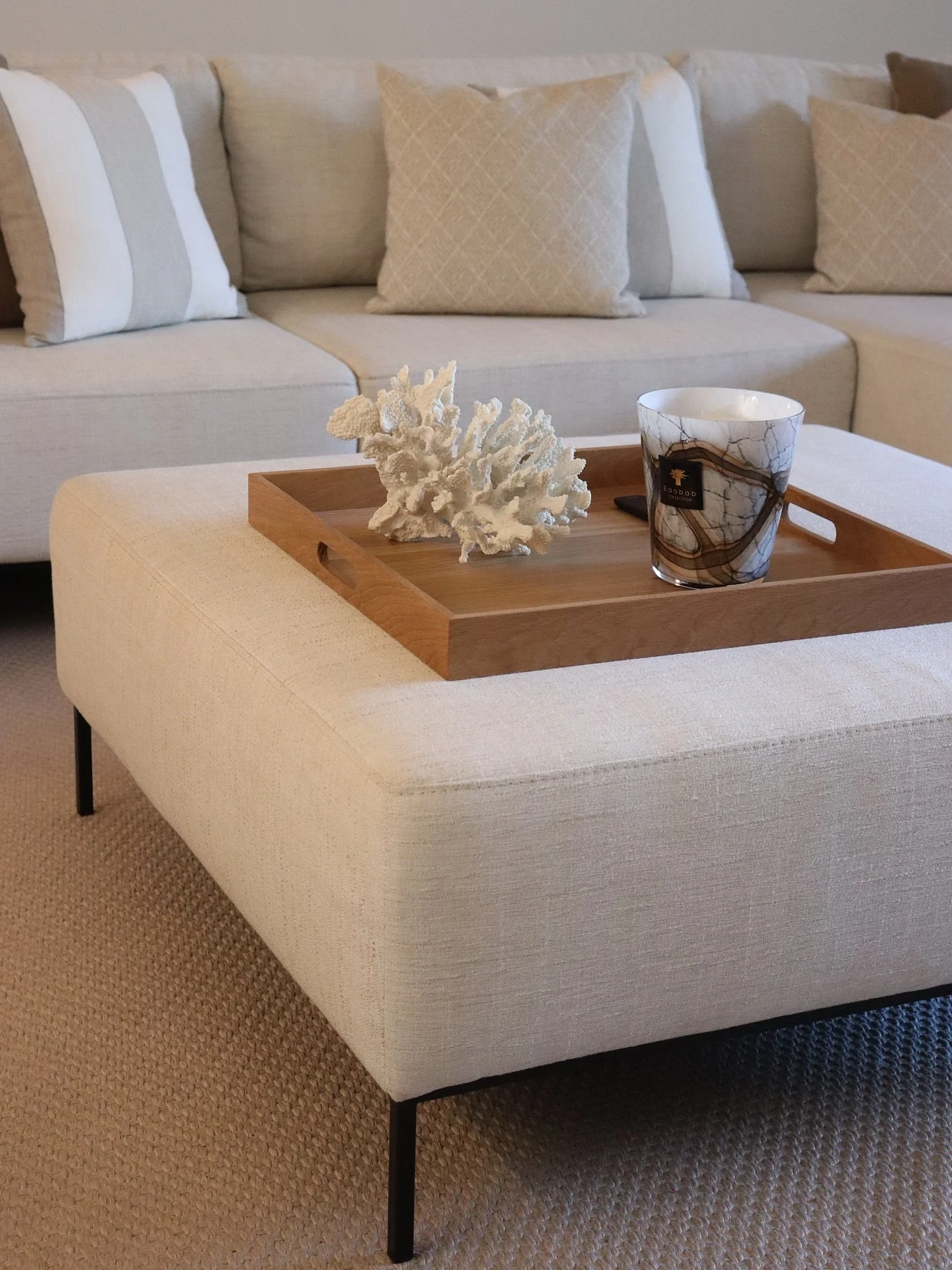 PT. Remodela&ccedil;&atilde;o de casa de f&eacute;rias na Quinta do Lago, onde o design clean e contempor&acirc;neo cria uma atmosfera leve, funcional e intemporal.
Um espa&ccedil;o pensado para viver as f&eacute;rias com conforto, eleg&acirc;ncia e 