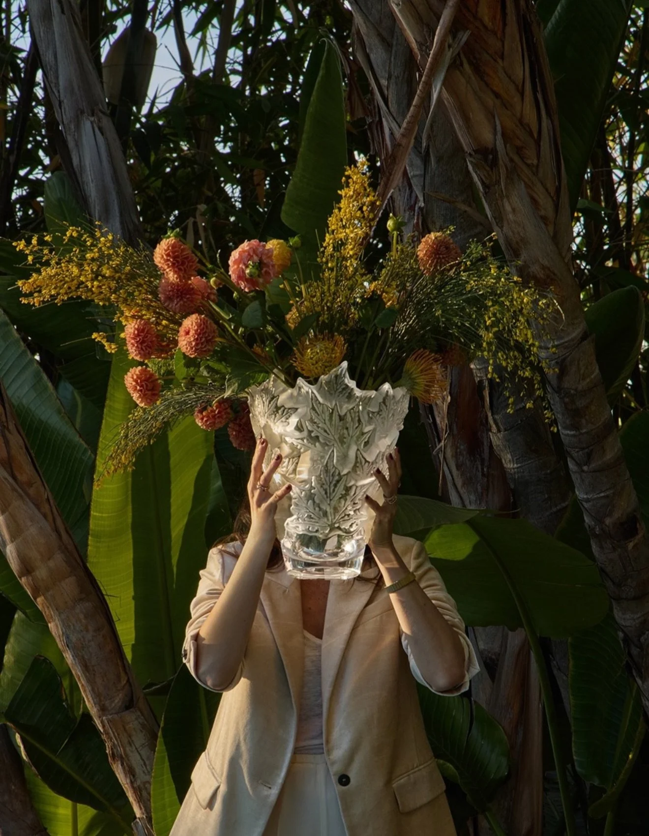 PT. 🌸 O ic&oacute;nico vaso Champs-&Eacute;lys&eacute;es, uma obra-prima da cole&ccedil;&atilde;o Lalique Icons, irradia e vibra em harmonia com a vegeta&ccedil;&atilde;o envolvente. As suas folhas de cristal formam um motivo vibrante, inspirado no 