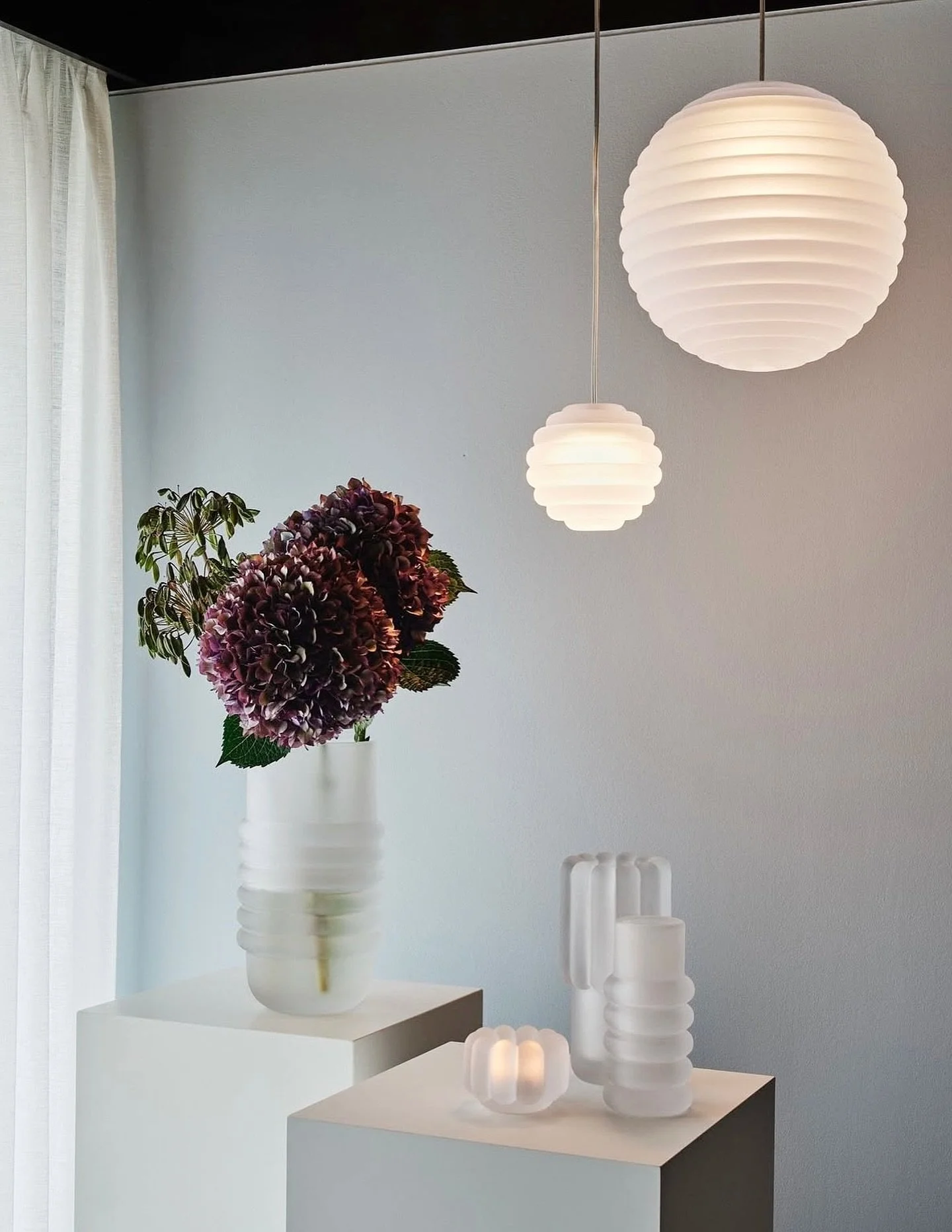 🌼 A cole&ccedil;&atilde;o PRESS Frosted, da Tom Dixon, apresenta um acabamento transl&uacute;cido e mate nos acess&oacute;rios e pendentes PRESS.
O jato de areia, aplicado manualmente, difunde o vidro e cria uma presen&ccedil;a serena e t&aacute;til