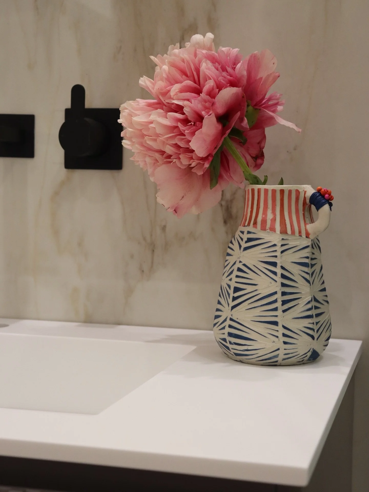 🇵🇹 Renova&ccedil;&atilde;o total de casa de banho com uma abordagem moderna e equilibrada, onde materiais sofisticados e discretos criam uma atmosfera elegante e intemporal. Os apontamentos em preto surgem de forma subtil, acrescentando car&aacute;